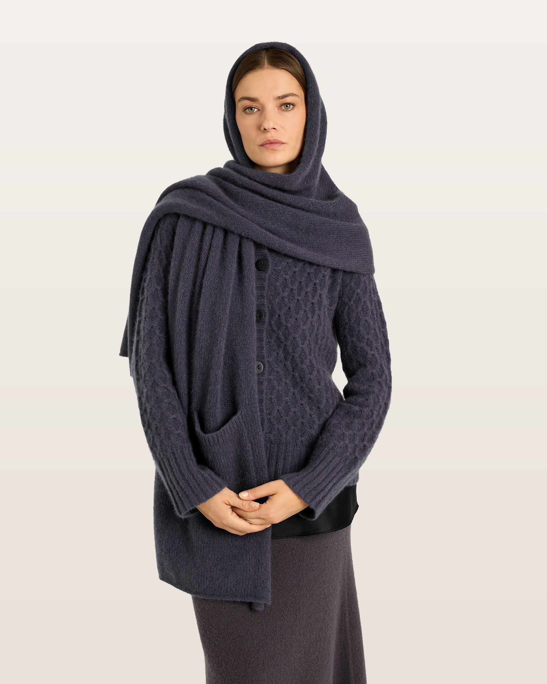 Damen Schal aus 75 % Kaschmir und 25 % Seide in Gaphite Grey – glatt und locker gestrickter Schal in grober Strickqualität mit aufgesetzten Taschen. Das vielseitig tragbare Modell verbindet weiche Haptik mit funktionalem Design und bietet zahlreiche Stylingmöglichkeiten.