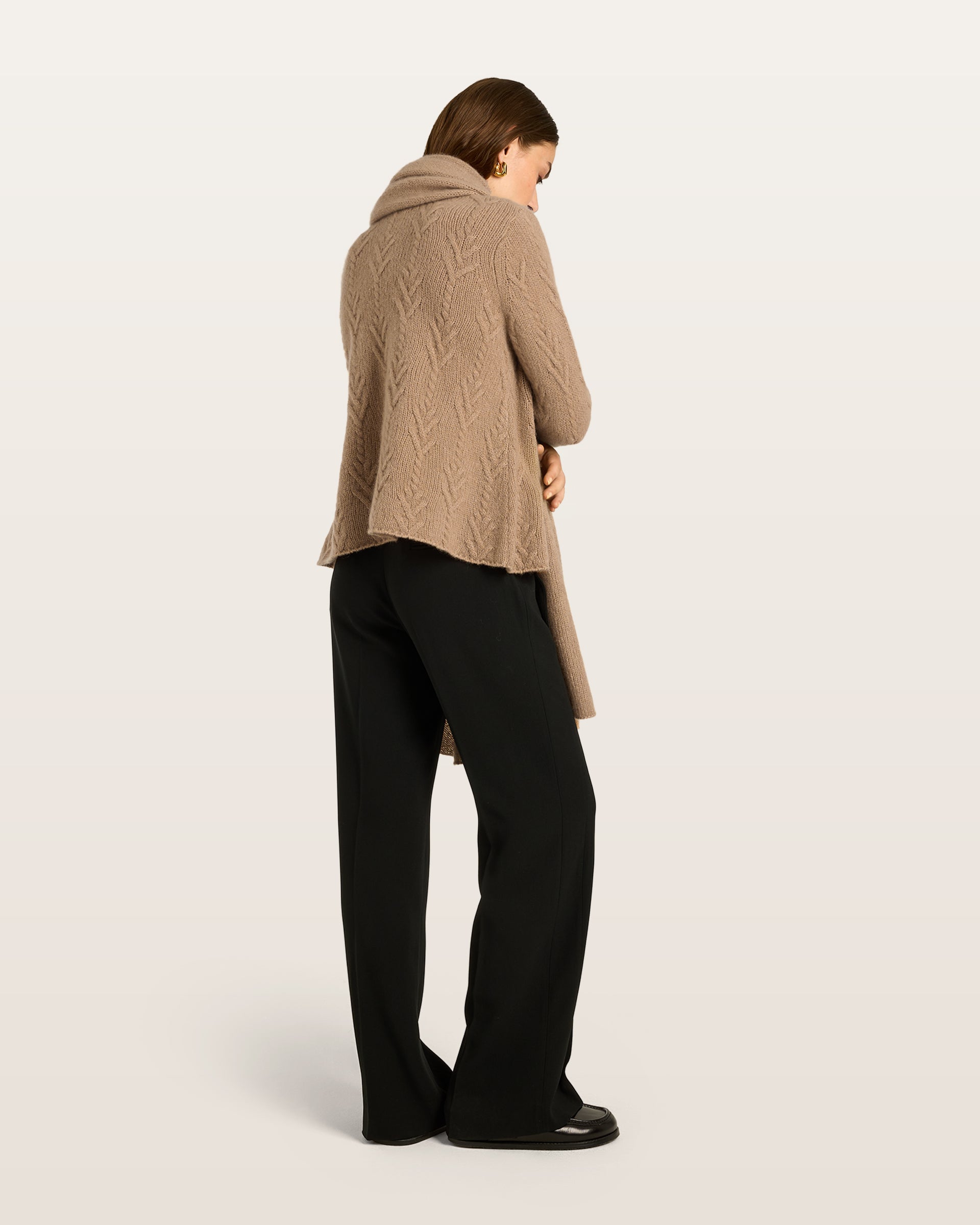 Damen Schal aus 75 % Kaschmir und 25 % Seide in Warm Sand – glatt und locker gestrickter Schal in grober Strickqualität mit aufgesetzten Taschen. Das vielseitig tragbare Modell verbindet weiche Haptik mit funktionalem Design und bietet zahlreiche Stylingmöglichkeiten.