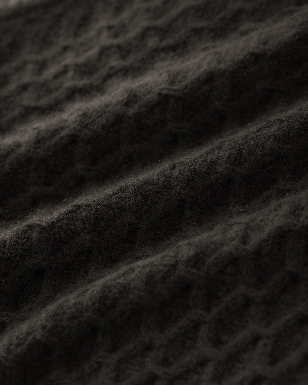 Damen Pullover aus 75 % Kaschmir und 25 % Seide in Black Forest – Pullover mit grafischem Zopfstrickmuster in grober Strickqualität und oversized Passform mit breiter, kurzer, gerade geschnittener Silhouette. Das Modell verfügt über einen Rundhalsausschnitt mit Kragen in Rippstruktur, Raglanärmel sowie lange, relaxte Ärmel. Hohe Ärmelbündchen und Saum sind in Rippstruktur gearbeitet und verleihen dem Design einen markanten, modernen Look.