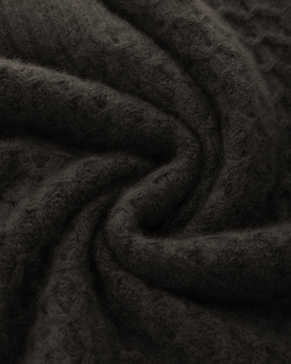 Damen Pullover aus 75 % Kaschmir und 25 % Seide in Black Forest – Pullover mit grafischem Zopfstrickmuster in grober Strickqualität und oversized Passform mit breiter, kurzer, gerade geschnittener Silhouette. Das Modell verfügt über einen Rundhalsausschnitt mit Kragen in Rippstruktur, Raglanärmel sowie lange, relaxte Ärmel. Hohe Ärmelbündchen und Saum sind in Rippstruktur gearbeitet und verleihen dem Design einen markanten, modernen Look.