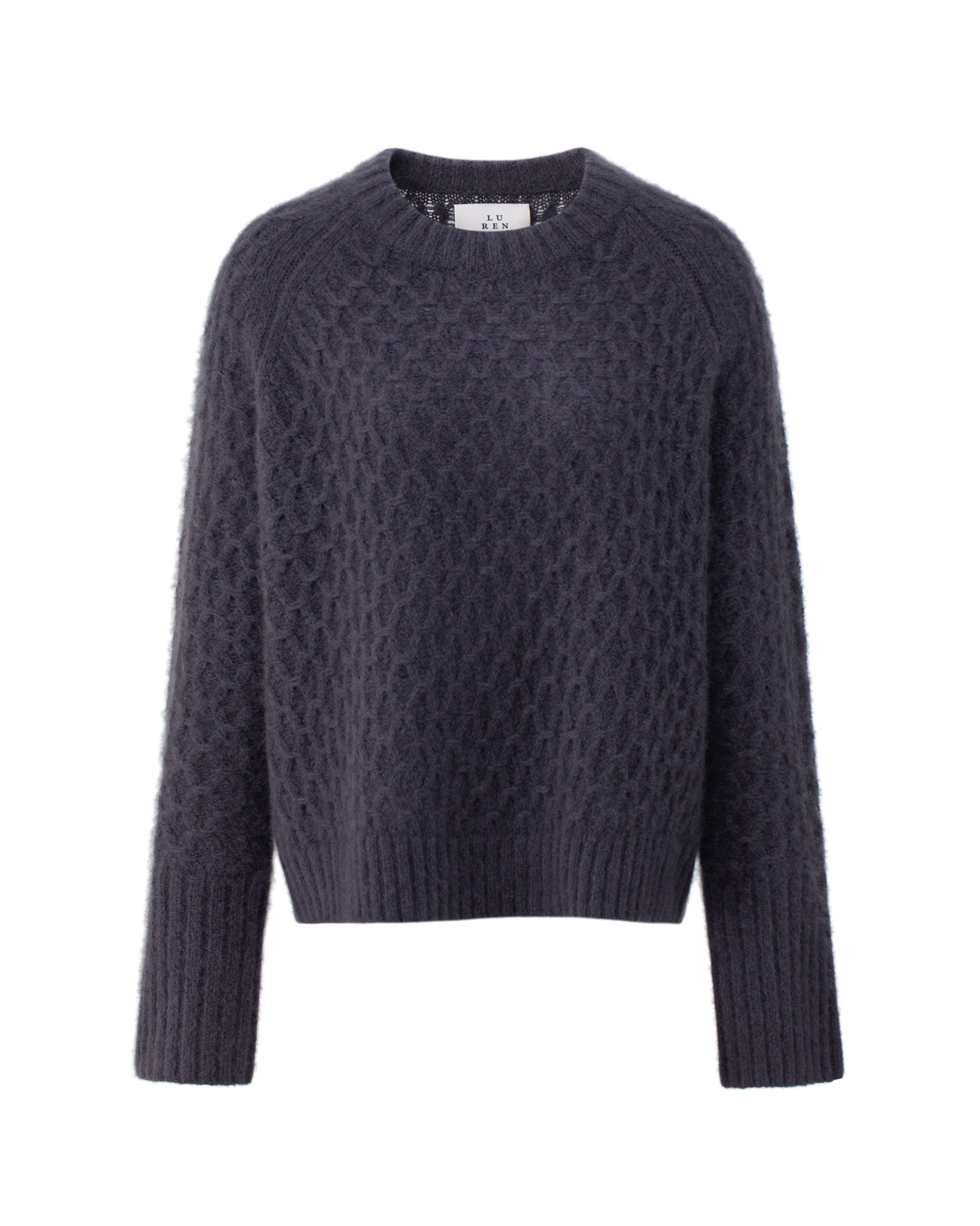 Damen Pullover aus 75 % Kaschmir und 25 % Seide in Graphite Grey – Pullover mit grafischem Zopfstrickmuster in grober Strickqualität und oversized Passform mit breiter, kurzer, gerade geschnittener Silhouette. Das Modell verfügt über einen Rundhalsausschnitt mit Kragen in Rippstruktur, Raglanärmel sowie lange, relaxte Ärmel. Hohe Ärmelbündchen und Saum sind in Rippstruktur gearbeitet und verleihen dem Design einen markanten, modernen Look.