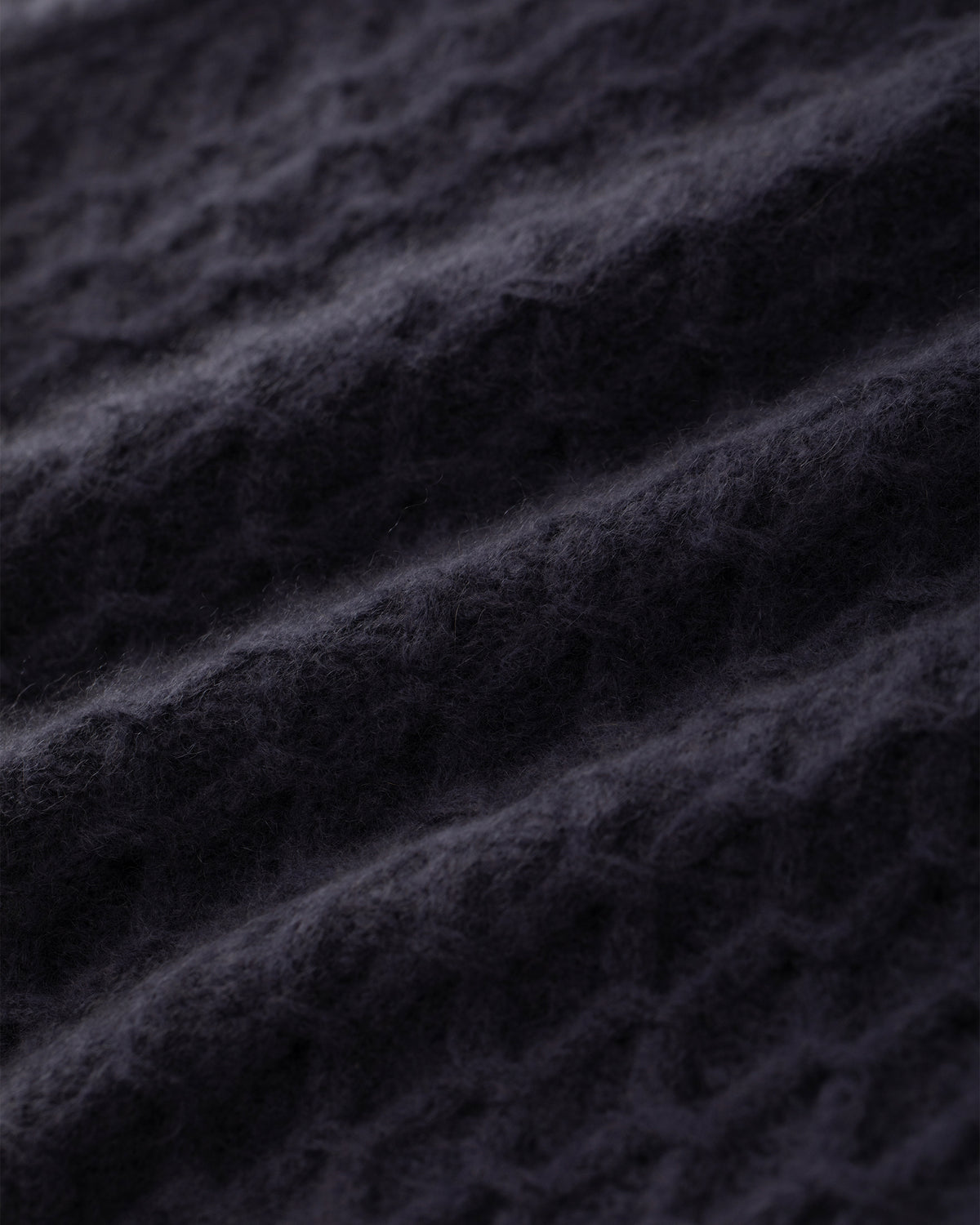 Damen Pullover aus 75 % Kaschmir und 25 % Seide in Graphite Grey – Pullover mit grafischem Zopfstrickmuster in grober Strickqualität und oversized Passform mit breiter, kurzer, gerade geschnittener Silhouette. Das Modell verfügt über einen Rundhalsausschnitt mit Kragen in Rippstruktur, Raglanärmel sowie lange, relaxte Ärmel. Hohe Ärmelbündchen und Saum sind in Rippstruktur gearbeitet und verleihen dem Design einen markanten, modernen Look.