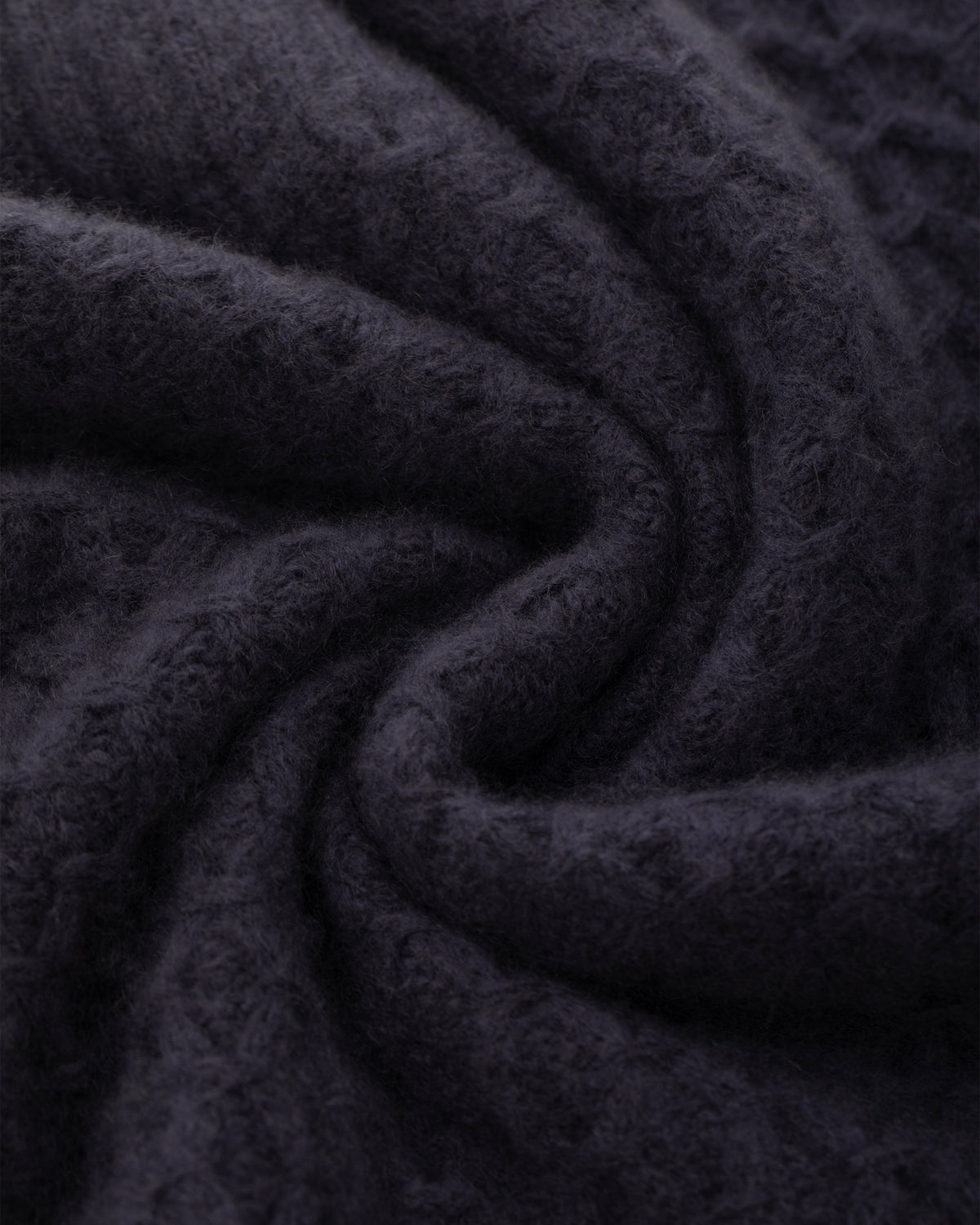 Damen Pullover aus 75 % Kaschmir und 25 % Seide in Graphite Grey – Pullover mit grafischem Zopfstrickmuster in grober Strickqualität und oversized Passform mit breiter, kurzer, gerade geschnittener Silhouette. Das Modell verfügt über einen Rundhalsausschnitt mit Kragen in Rippstruktur, Raglanärmel sowie lange, relaxte Ärmel. Hohe Ärmelbündchen und Saum sind in Rippstruktur gearbeitet und verleihen dem Design einen markanten, modernen Look.