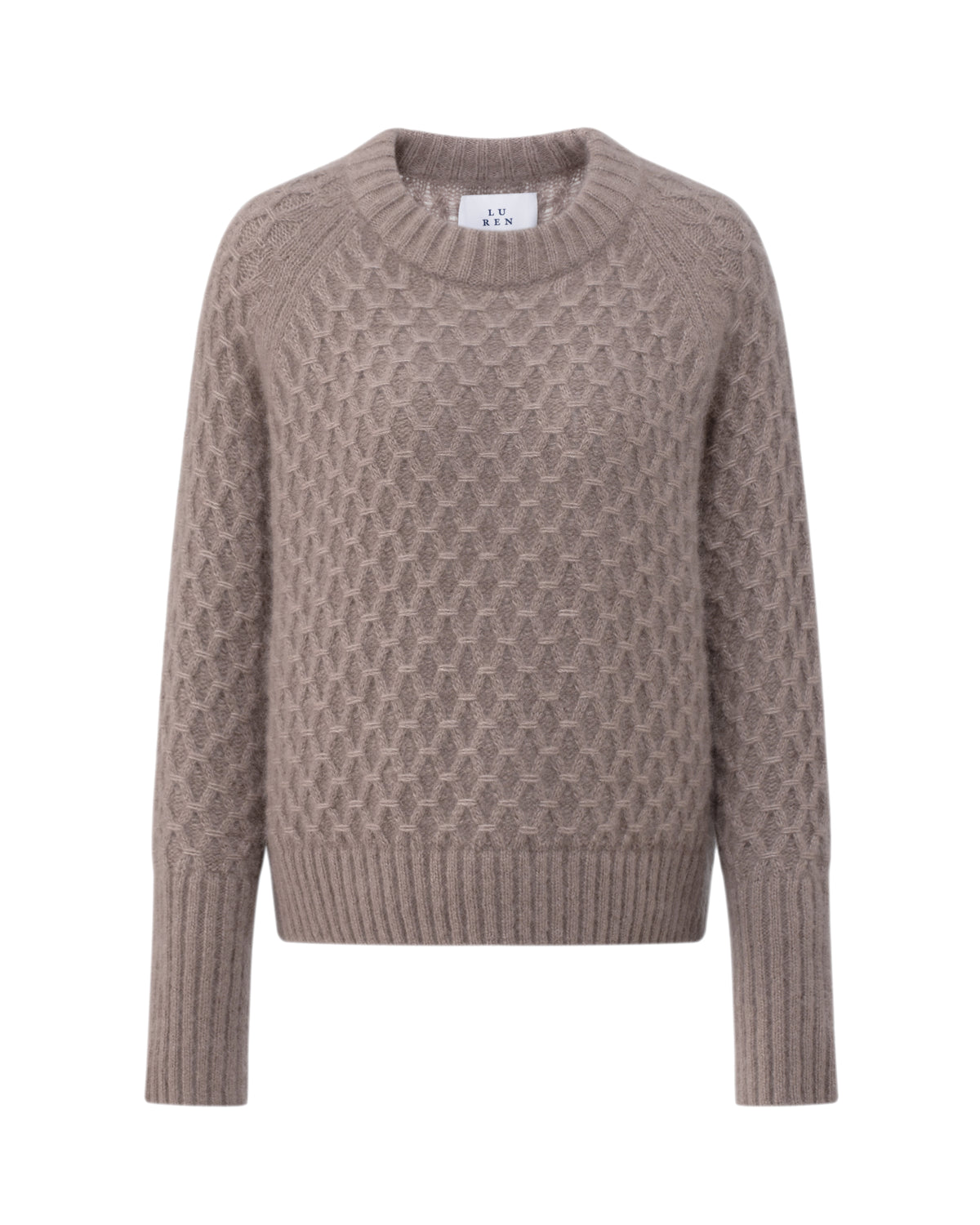 Damen Pullover aus 75 % Kaschmir und 25 % Seide in Natural Twine – Pullover mit grafischem Zopfstrickmuster in grober Strickqualität und oversized Passform mit breiter, kurzer, gerade geschnittener Silhouette. Das Modell verfügt über einen Rundhalsausschnitt mit Kragen in Rippstruktur, Raglanärmel sowie lange, relaxte Ärmel. Hohe Ärmelbündchen und Saum sind in Rippstruktur gearbeitet und verleihen dem Design einen markanten, modernen Look.