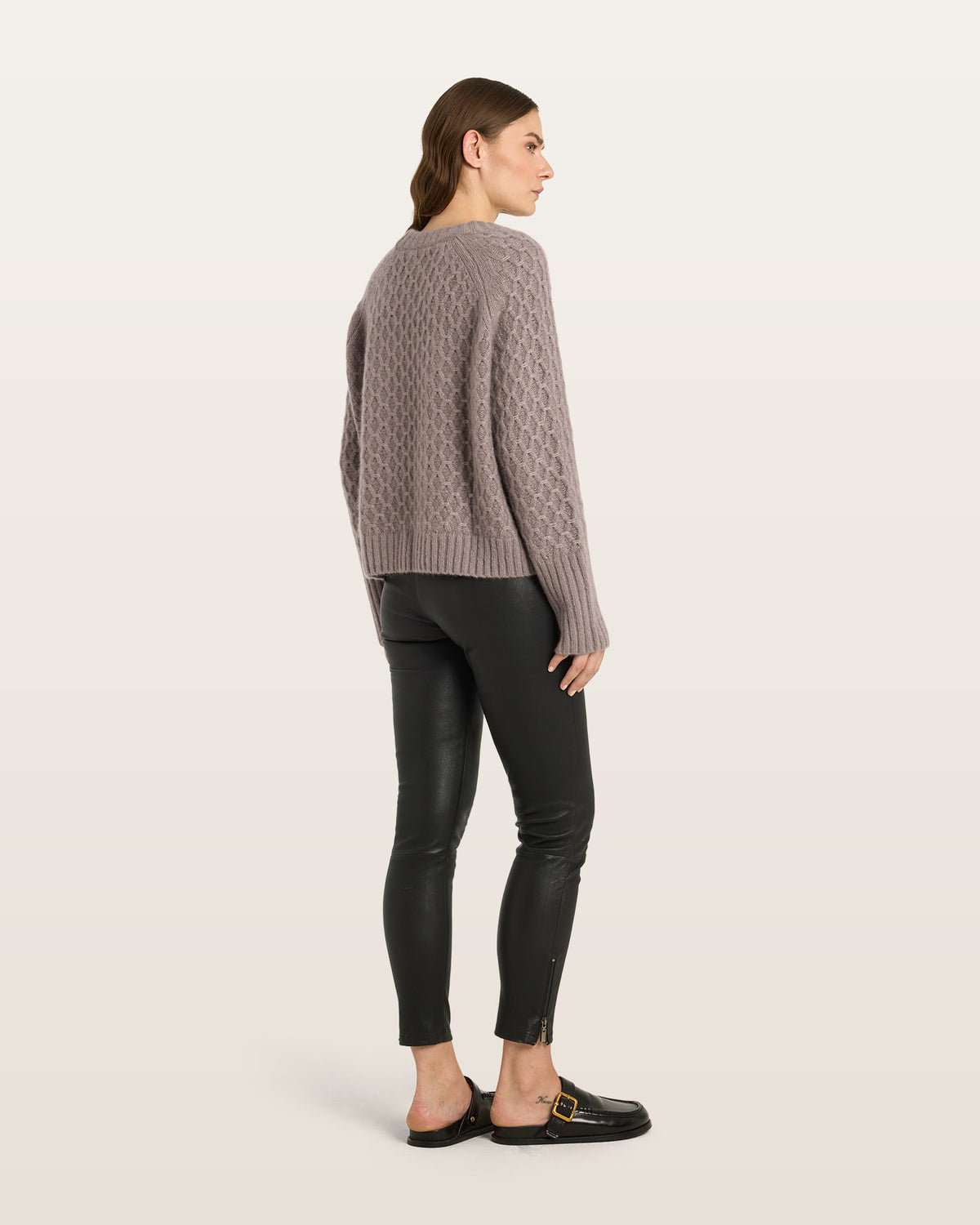 Damen Pullover aus 75 % Kaschmir und 25 % Seide in Natural Twine – Pullover mit grafischem Zopfstrickmuster in grober Strickqualität und oversized Passform mit breiter, kurzer, gerade geschnittener Silhouette. Das Modell verfügt über einen Rundhalsausschnitt mit Kragen in Rippstruktur, Raglanärmel sowie lange, relaxte Ärmel. Hohe Ärmelbündchen und Saum sind in Rippstruktur gearbeitet und verleihen dem Design einen markanten, modernen Look.
