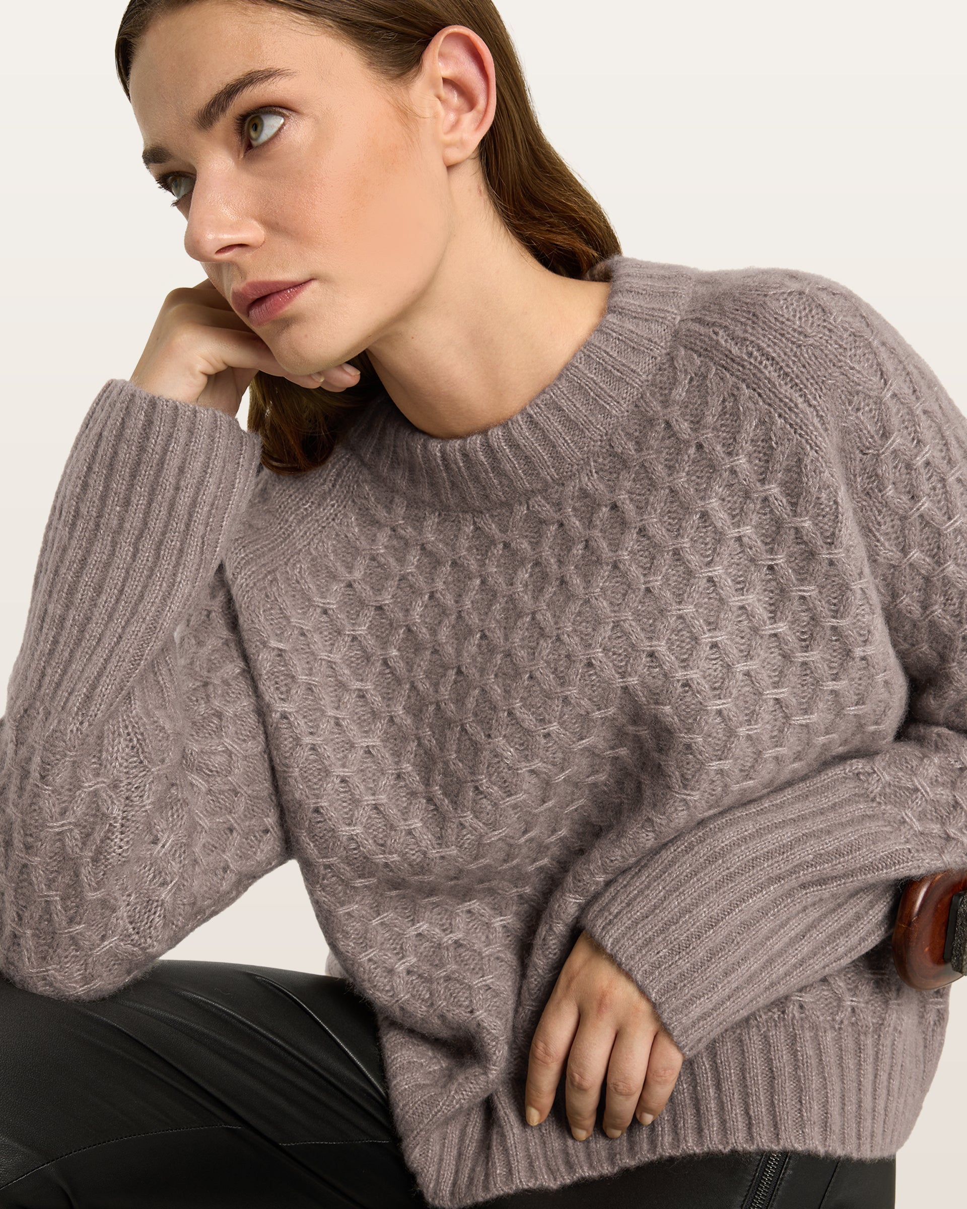 Damen Pullover aus 75 % Kaschmir und 25 % Seide in Natural Twine – Pullover mit grafischem Zopfstrickmuster in grober Strickqualität und oversized Passform mit breiter, kurzer, gerade geschnittener Silhouette. Das Modell verfügt über einen Rundhalsausschnitt mit Kragen in Rippstruktur, Raglanärmel sowie lange, relaxte Ärmel. Hohe Ärmelbündchen und Saum sind in Rippstruktur gearbeitet und verleihen dem Design einen markanten, modernen Look.