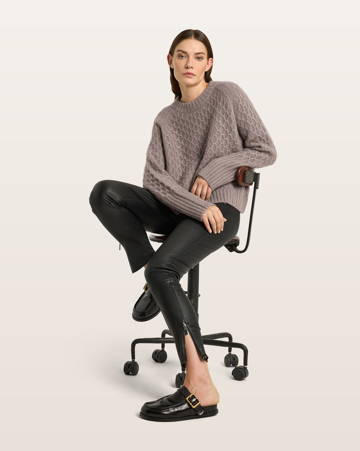 Damen Pullover aus 75 % Kaschmir und 25 % Seide in Natural Twine – Pullover mit grafischem Zopfstrickmuster in grober Strickqualität und oversized Passform mit breiter, kurzer, gerade geschnittener Silhouette. Das Modell verfügt über einen Rundhalsausschnitt mit Kragen in Rippstruktur, Raglanärmel sowie lange, relaxte Ärmel. Hohe Ärmelbündchen und Saum sind in Rippstruktur gearbeitet und verleihen dem Design einen markanten, modernen Look.
