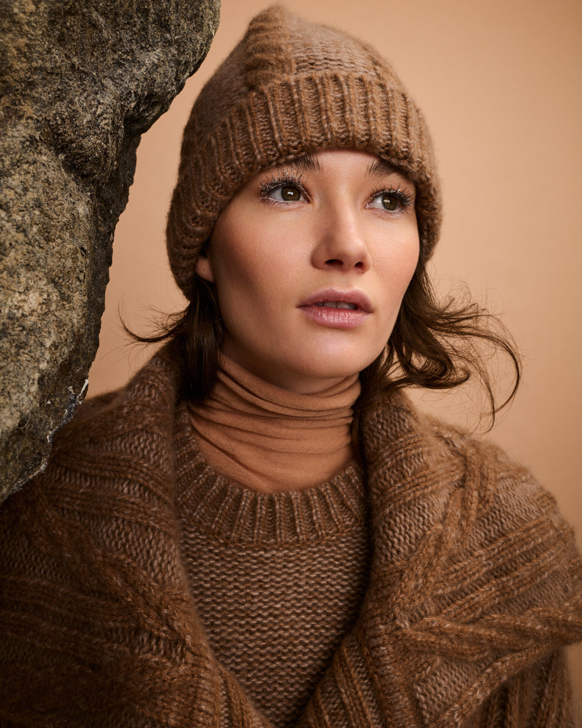 Damen Mütze aus 75 % Kaschmir und 25 % Seide in Cocoa Twine – Mütze aus Mouliné-Garn mit Zopfmuster und links gestrickter Struktur in grober Strickqualität. Der Umschlag in Rippstruktur verleiht dem Modell einen klassischen Look und sorgt für einen angenehmen Sitz.