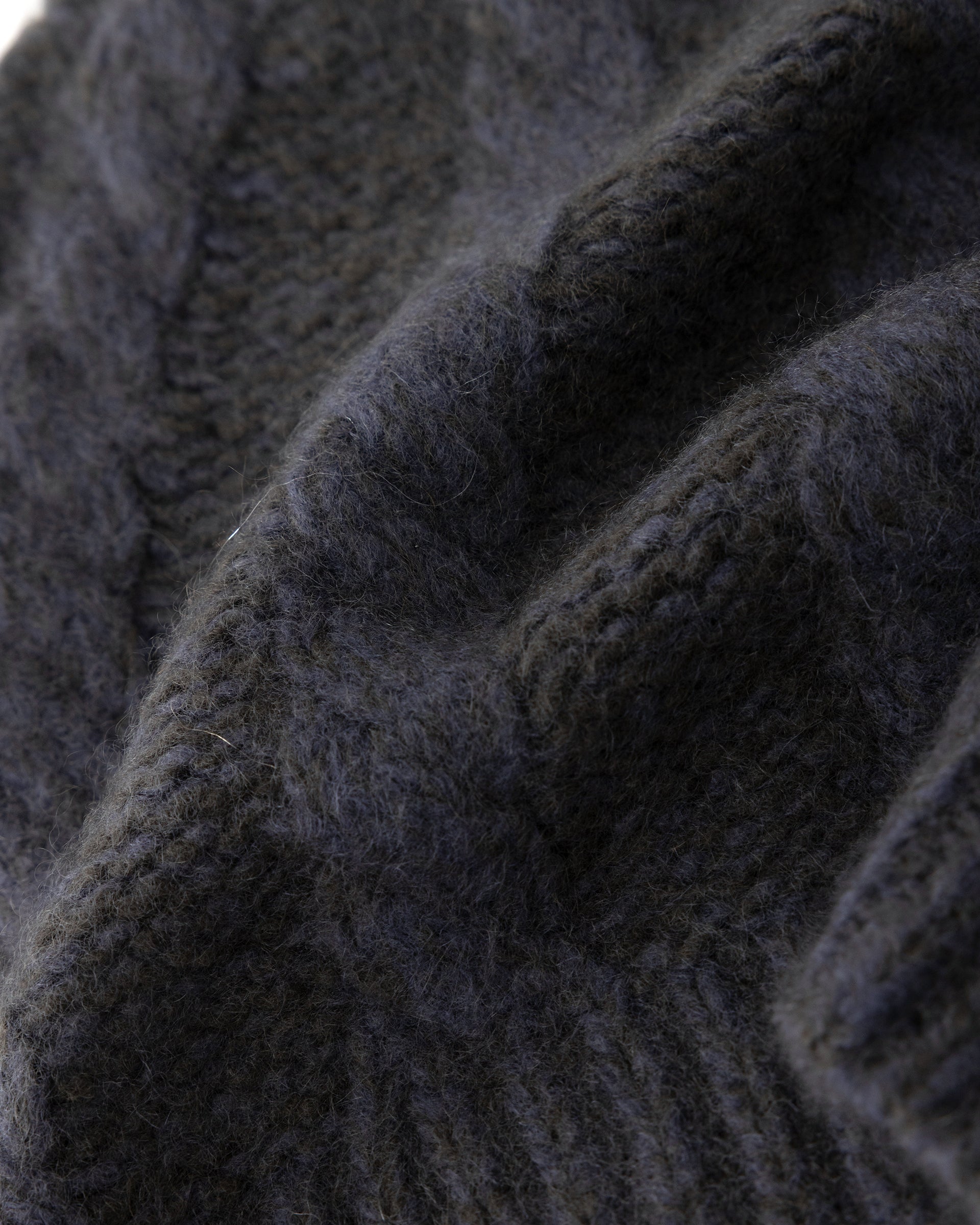 Damen Mütze aus 75 % Kaschmir und 25 % Seide in Forest Grey – Mütze aus Mouliné-Garn mit Zopfmuster und links gestrickter Struktur in grober Strickqualität. Der Umschlag in Rippstruktur verleiht dem Modell einen klassischen Look und sorgt für einen angenehmen Sitz.
