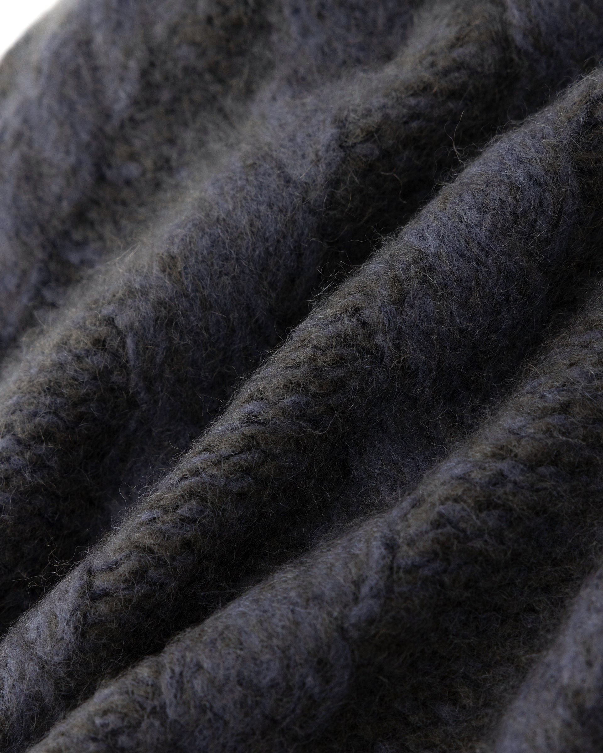 Damen Mütze aus 75 % Kaschmir und 25 % Seide in Forest Grey – Mütze aus Mouliné-Garn mit Zopfmuster und links gestrickter Struktur in grober Strickqualität. Der Umschlag in Rippstruktur verleiht dem Modell einen klassischen Look und sorgt für einen angenehmen Sitz.
