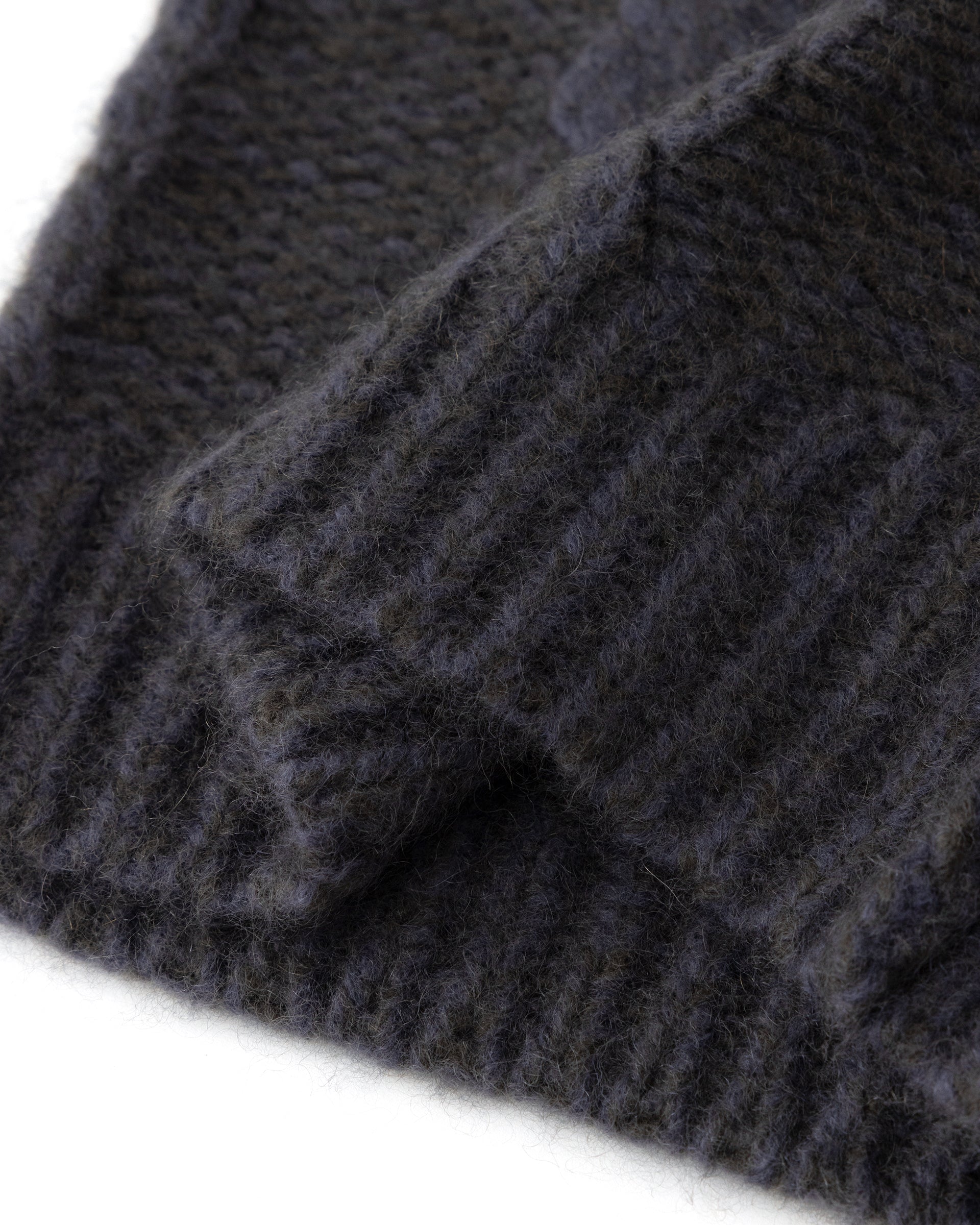 Damen Mütze aus 75 % Kaschmir und 25 % Seide in Forest Grey – Mütze aus Mouliné-Garn mit Zopfmuster und links gestrickter Struktur in grober Strickqualität. Der Umschlag in Rippstruktur verleiht dem Modell einen klassischen Look und sorgt für einen angenehmen Sitz.