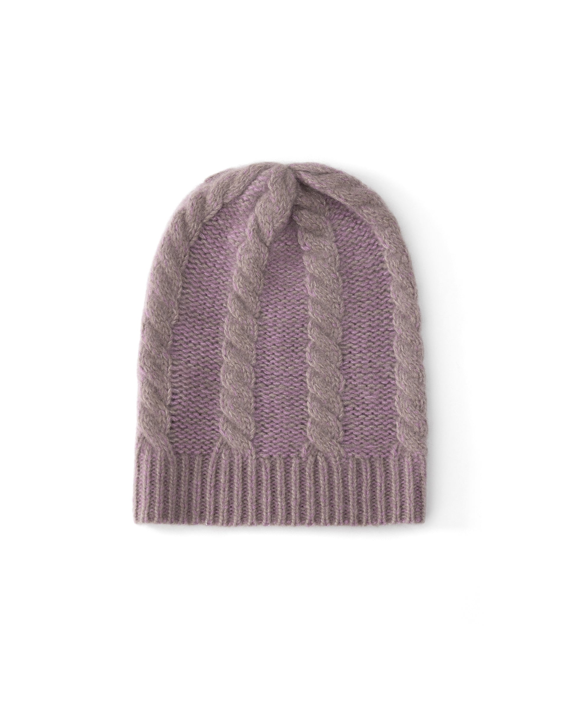 Damen Mütze aus 75 % Kaschmir und 25 % Seide in Twine Lilac – Mütze aus Mouliné-Garn mit Zopfmuster und links gestrickter Struktur in grober Strickqualität. Der Umschlag in Rippstruktur verleiht dem Modell einen klassischen Look und sorgt für einen angenehmen Sitz.