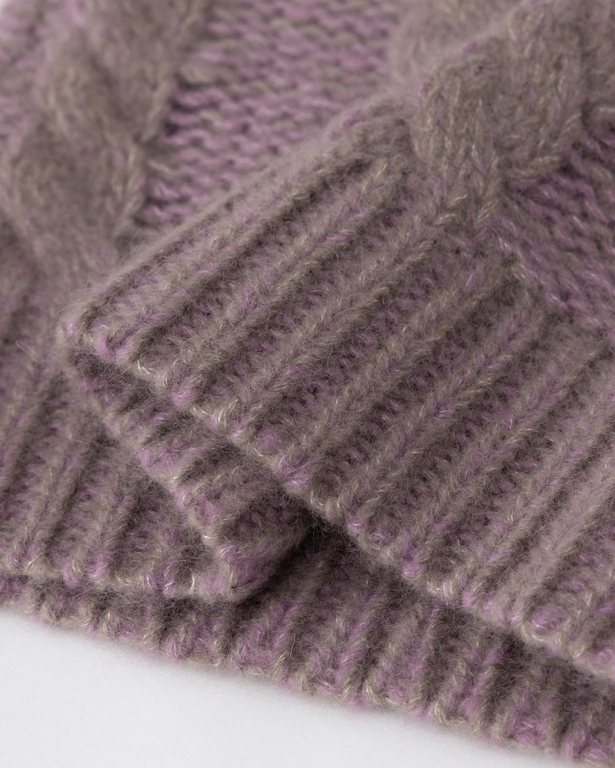 Damen Mütze aus 75 % Kaschmir und 25 % Seide in Twine Lilac – Mütze aus Mouliné-Garn mit Zopfmuster und links gestrickter Struktur in grober Strickqualität. Der Umschlag in Rippstruktur verleiht dem Modell einen klassischen Look und sorgt für einen angenehmen Sitz.