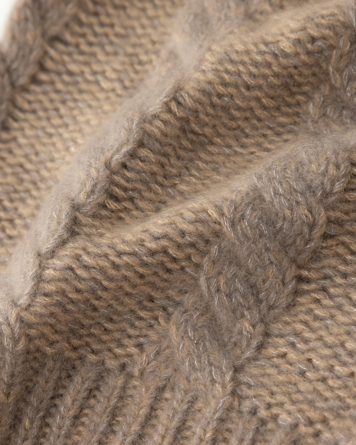 Damen Mütze aus 75 % Kaschmir und 25 % Seide in Twine Sand – Mütze aus Mouliné-Garn mit Zopfmuster und links gestrickter Struktur in grober Strickqualität. Der Umschlag in Rippstruktur verleiht dem Modell einen klassischen Look und sorgt für einen angenehmen Sitz.