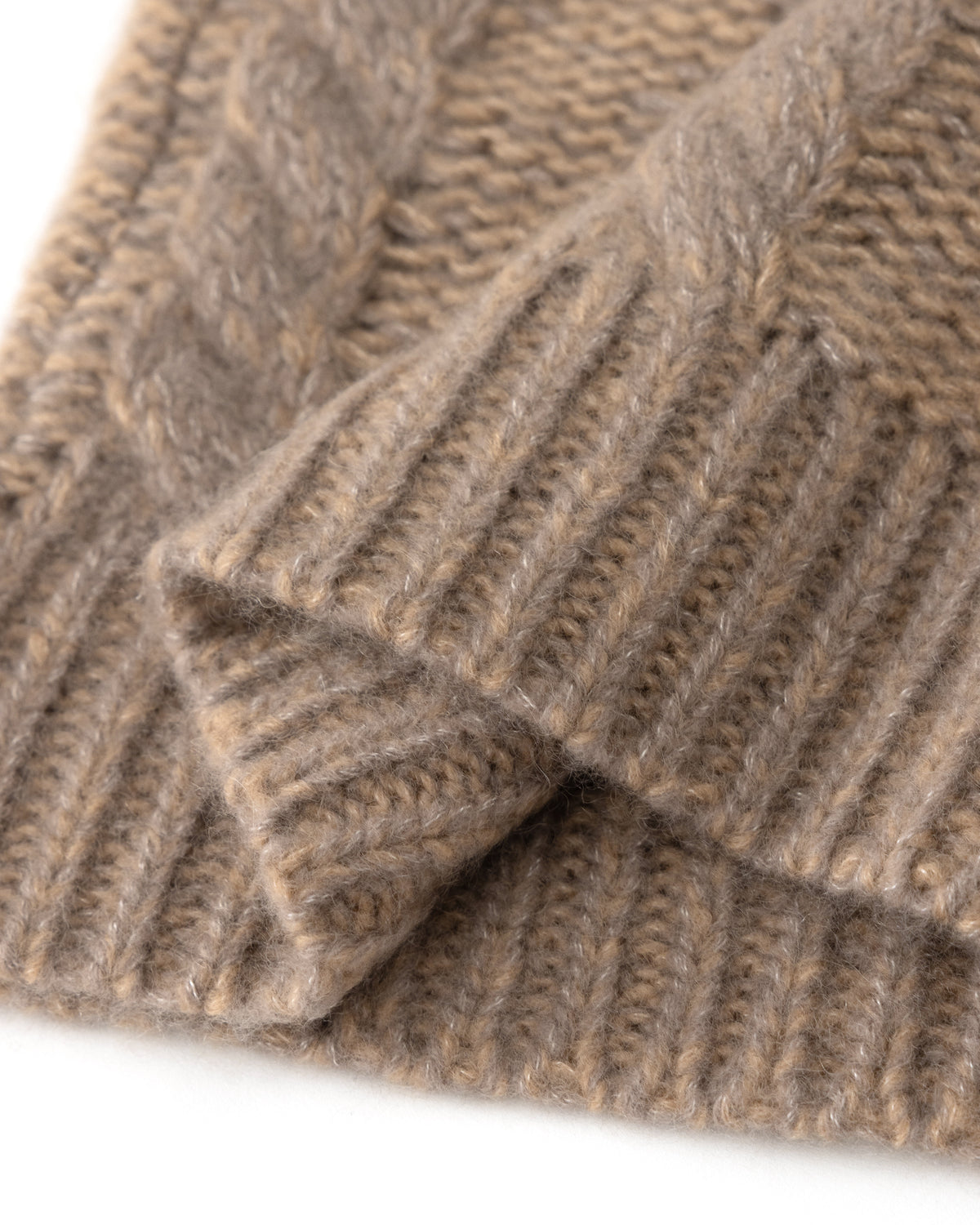 Damen Mütze aus 75 % Kaschmir und 25 % Seide in Twine Sand – Mütze aus Mouliné-Garn mit Zopfmuster und links gestrickter Struktur in grober Strickqualität. Der Umschlag in Rippstruktur verleiht dem Modell einen klassischen Look und sorgt für einen angenehmen Sitz.