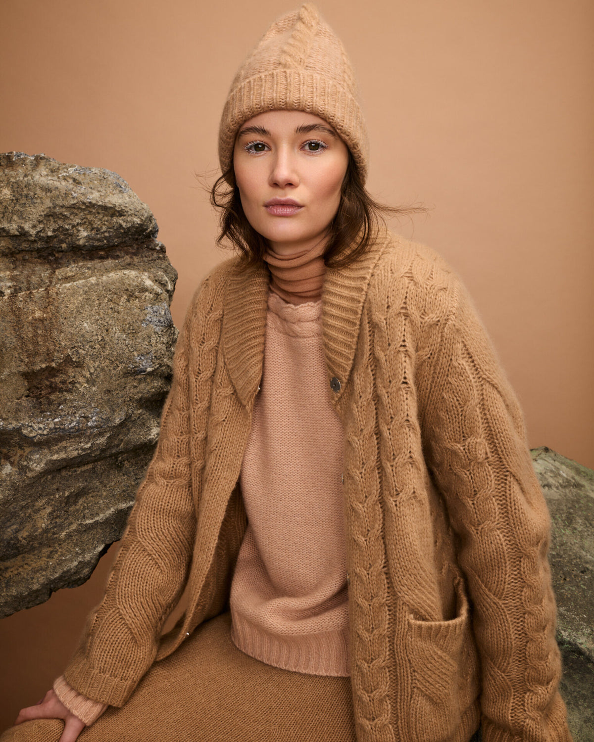 Damen Mütze aus 75 % Kaschmir und 25 % Seide in Twine Sand – Mütze aus Mouliné-Garn mit Zopfmuster und links gestrickter Struktur in grober Strickqualität. Der Umschlag in Rippstruktur verleiht dem Modell einen klassischen Look und sorgt für einen angenehmen Sitz.