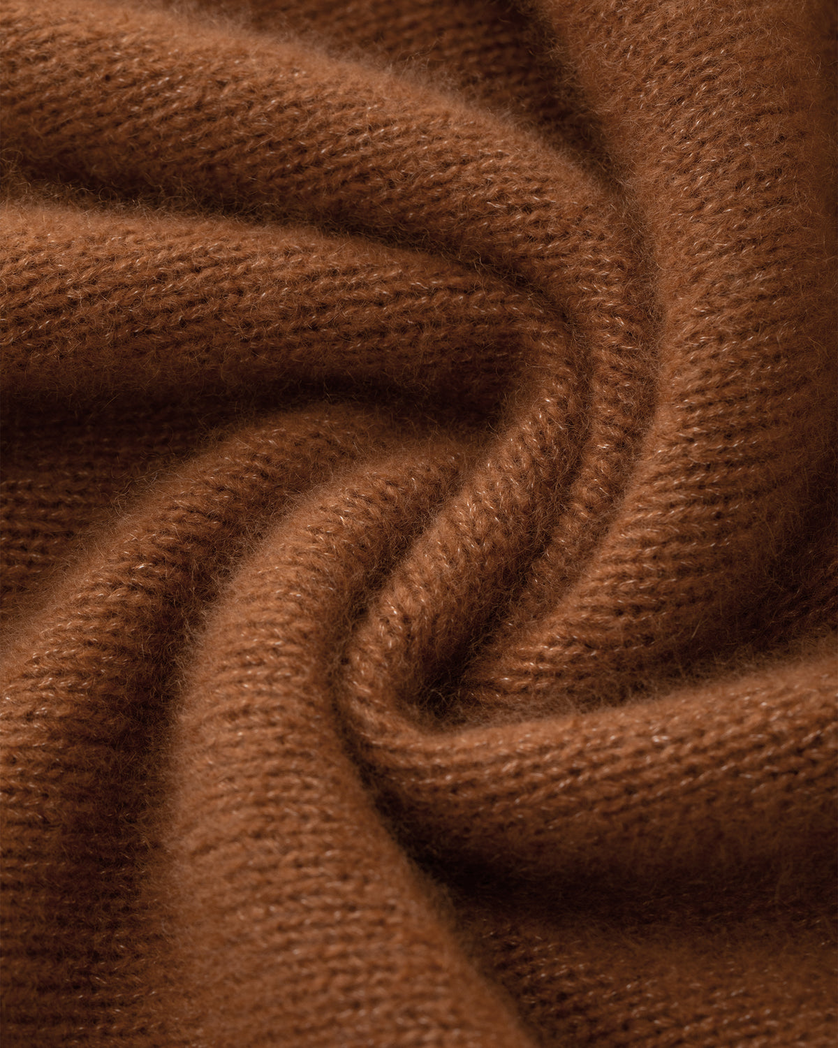 Damen Pullover aus 75 % Kaschmir und 25 % Seide in Bronze – glatt gestrickter Pullover in mittelschwerer Qualität mit relaxter Passform, Rundhalsausschnitt mit Kragen in Rippstruktur, klassischer Schulterform sowie langen, schmalen Ärmeln. Ärmelbündchen und Saum sind in Rippstruktur gearbeitet und verleihen dem Modell einen zeitlosen Look.