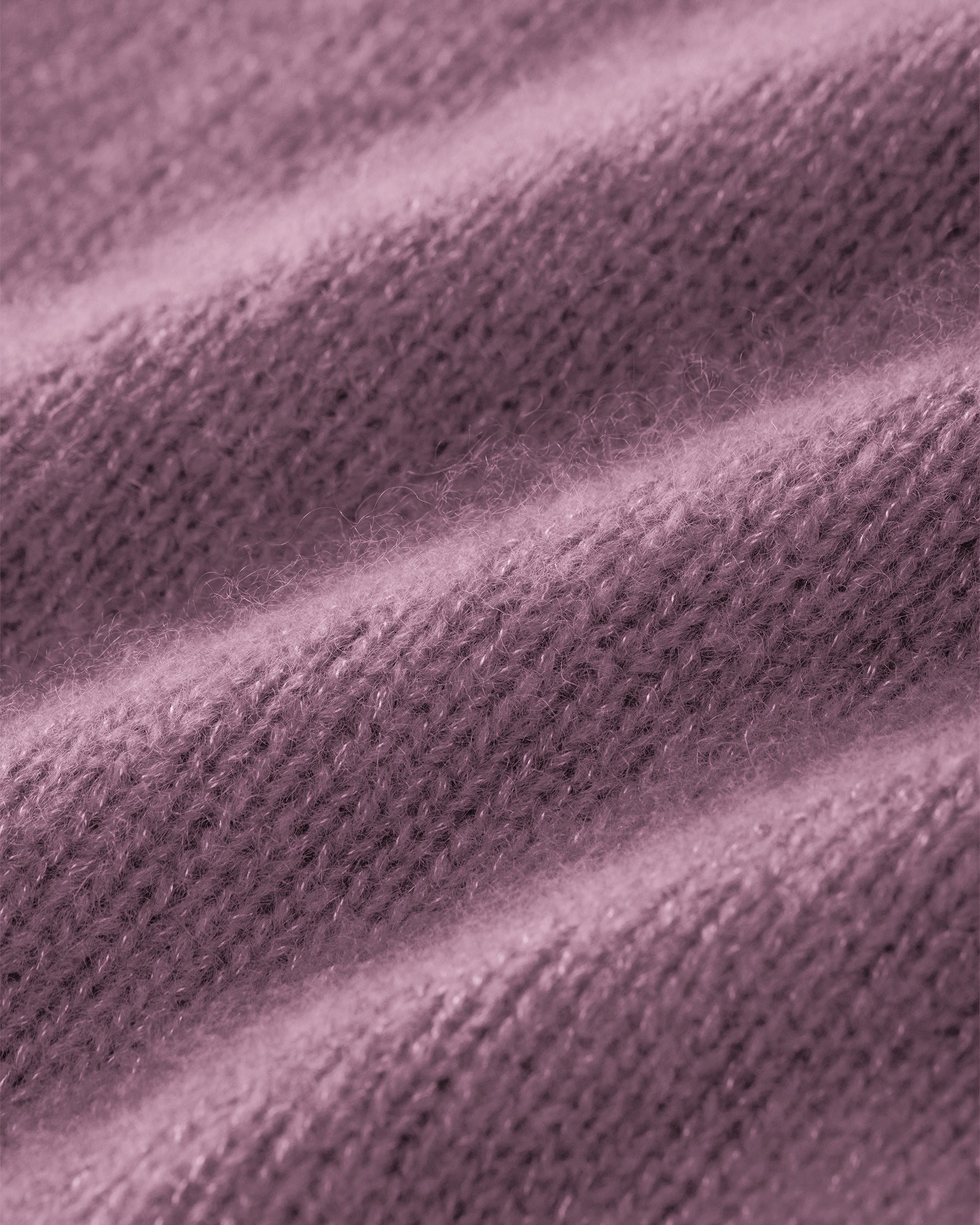 Damen Pullover aus 75 % Kaschmir und 25 % Seide in Lilac Mist – glatt gestrickter Pullover in mittelschwerer Qualität mit relaxter Passform, Rundhalsausschnitt mit Kragen in Rippstruktur, klassischer Schulterform sowie langen, schmalen Ärmeln. Ärmelbündchen und Saum sind in Rippstruktur gearbeitet und verleihen dem Modell einen zeitlosen Look.