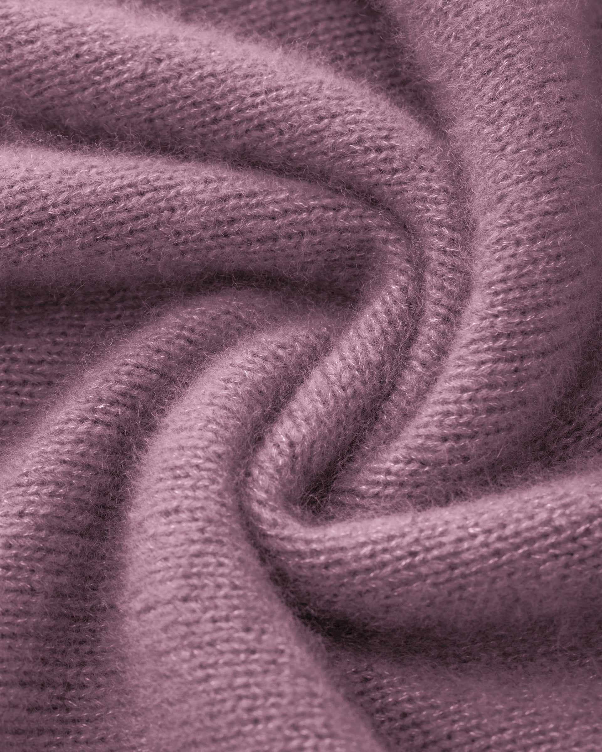 Damen Pullover aus 75 % Kaschmir und 25 % Seide in Lilac Mist – glatt gestrickter Pullover in mittelschwerer Qualität mit relaxter Passform, Rundhalsausschnitt mit Kragen in Rippstruktur, klassischer Schulterform sowie langen, schmalen Ärmeln. Ärmelbündchen und Saum sind in Rippstruktur gearbeitet und verleihen dem Modell einen zeitlosen Look.
