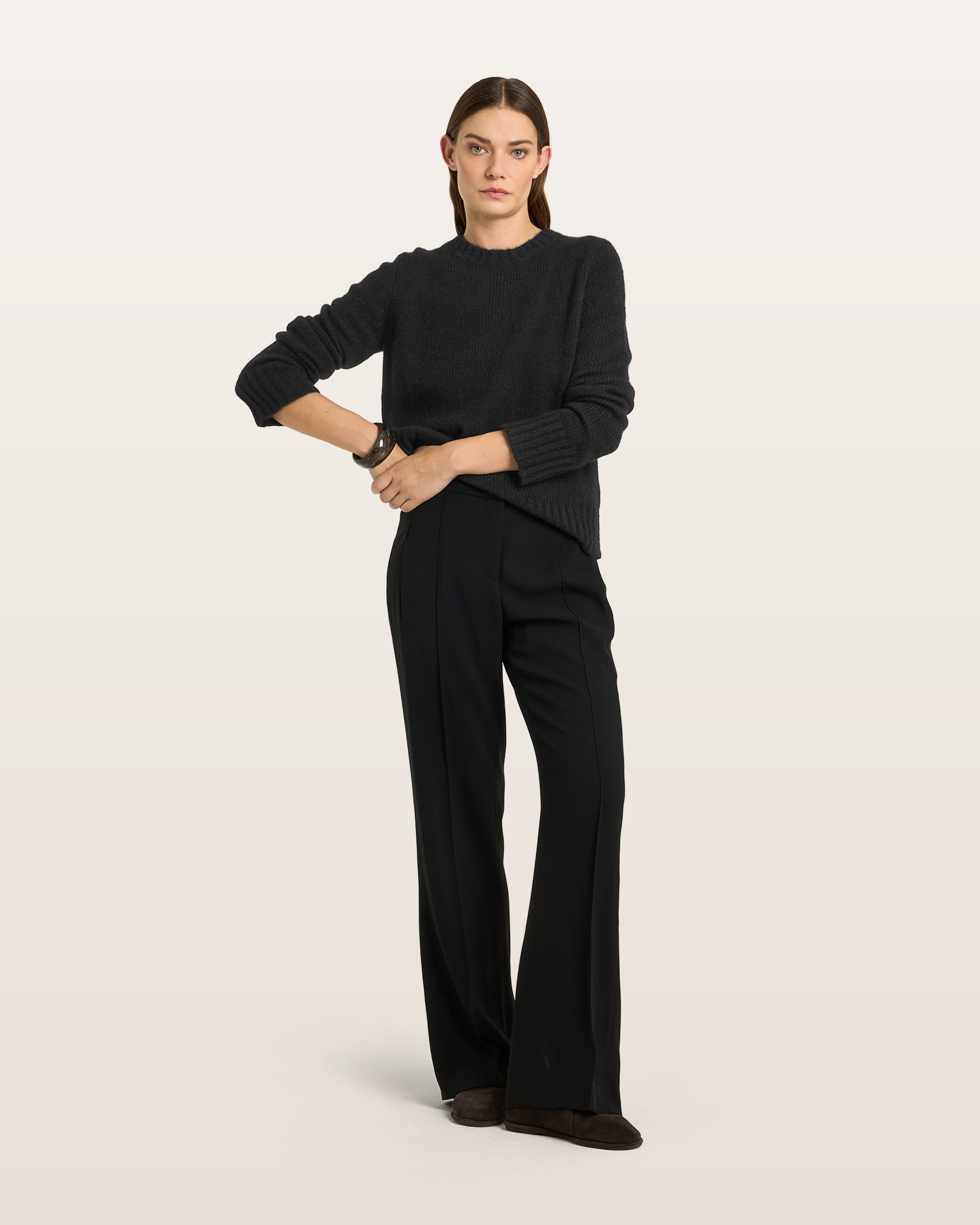 Damen Pullover aus 75 % Kaschmir und 25 % Seide in Black – glatt gestrickter Pullover in mittelschwerer Qualität mit relaxter Passform, Rundhalsausschnitt mit Kragen in Rippstruktur, klassischer Schulterform sowie langen, schmalen Ärmeln. Ärmelbündchen und Saum sind in Rippstruktur gearbeitet und verleihen dem Modell einen zeitlosen Look.