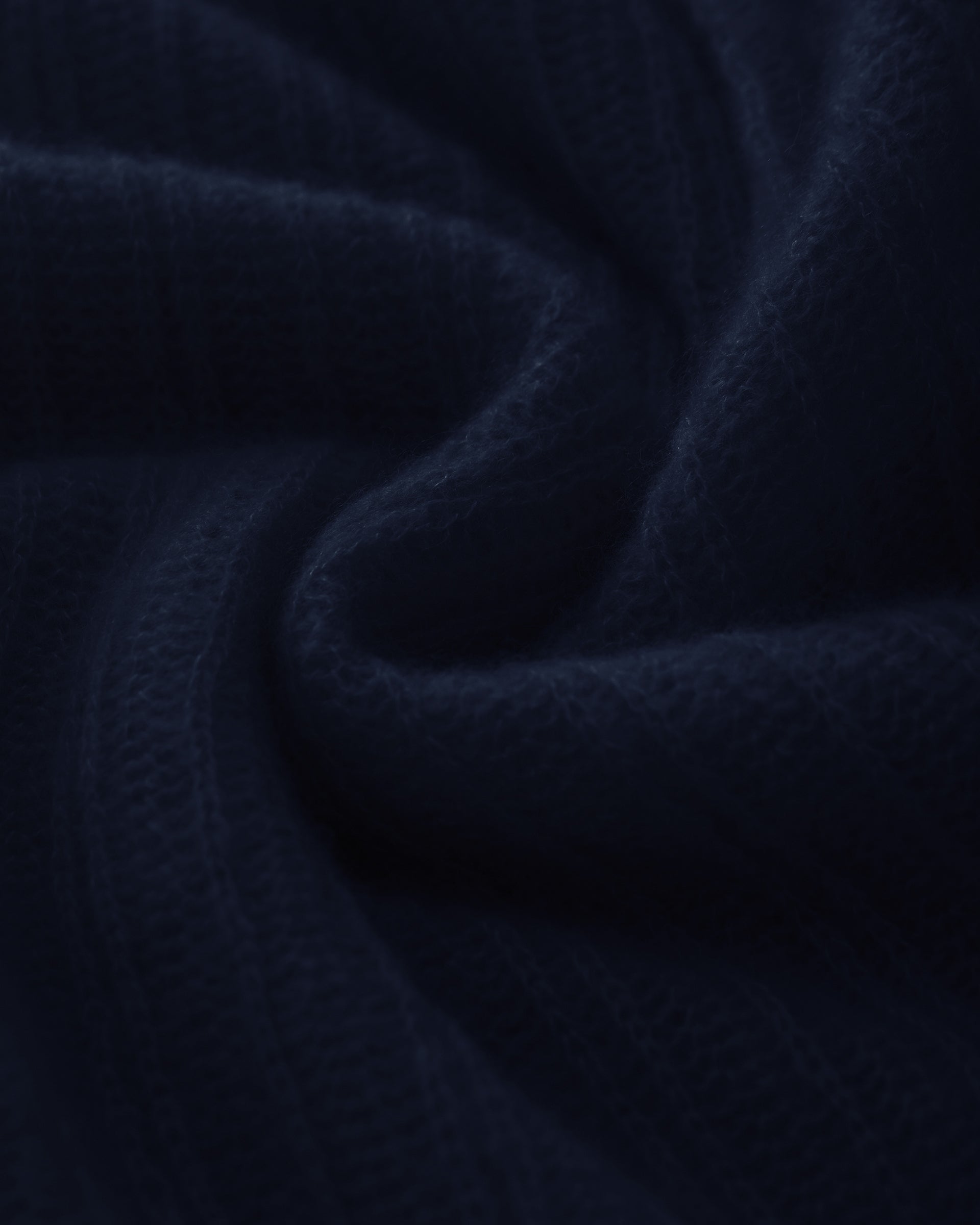 Damen Pullover in french navy (dunkelblau) aus Kaschmir-Seide – leichter, luftiger Strick mit dekorativem Muster, relaxte Passform, Rundhalsausschnitt mit hohem Rippkragen, überschnittene Schultern, lange weite Ärmel und schmale Rippbündchen an Ärmeln und Saum.
