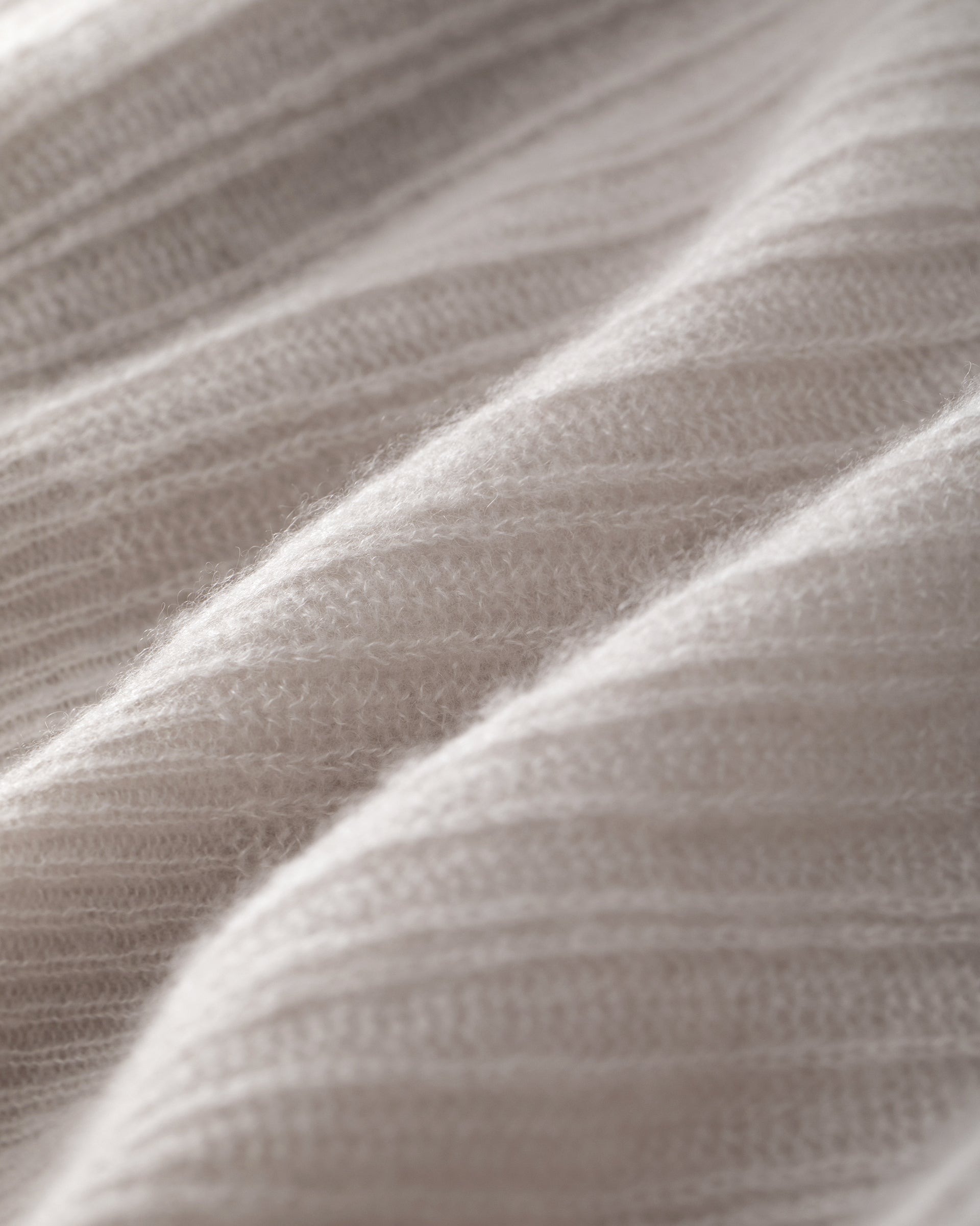 Damen Pullover in misty pink (rosa) aus Kaschmir-Seide – leichter, luftiger Strick mit dekorativem Muster, relaxte Passform, Rundhalsausschnitt mit hohem Rippkragen, überschnittene Schultern, lange weite Ärmel und schmale Rippbündchen an Ärmeln und Saum.