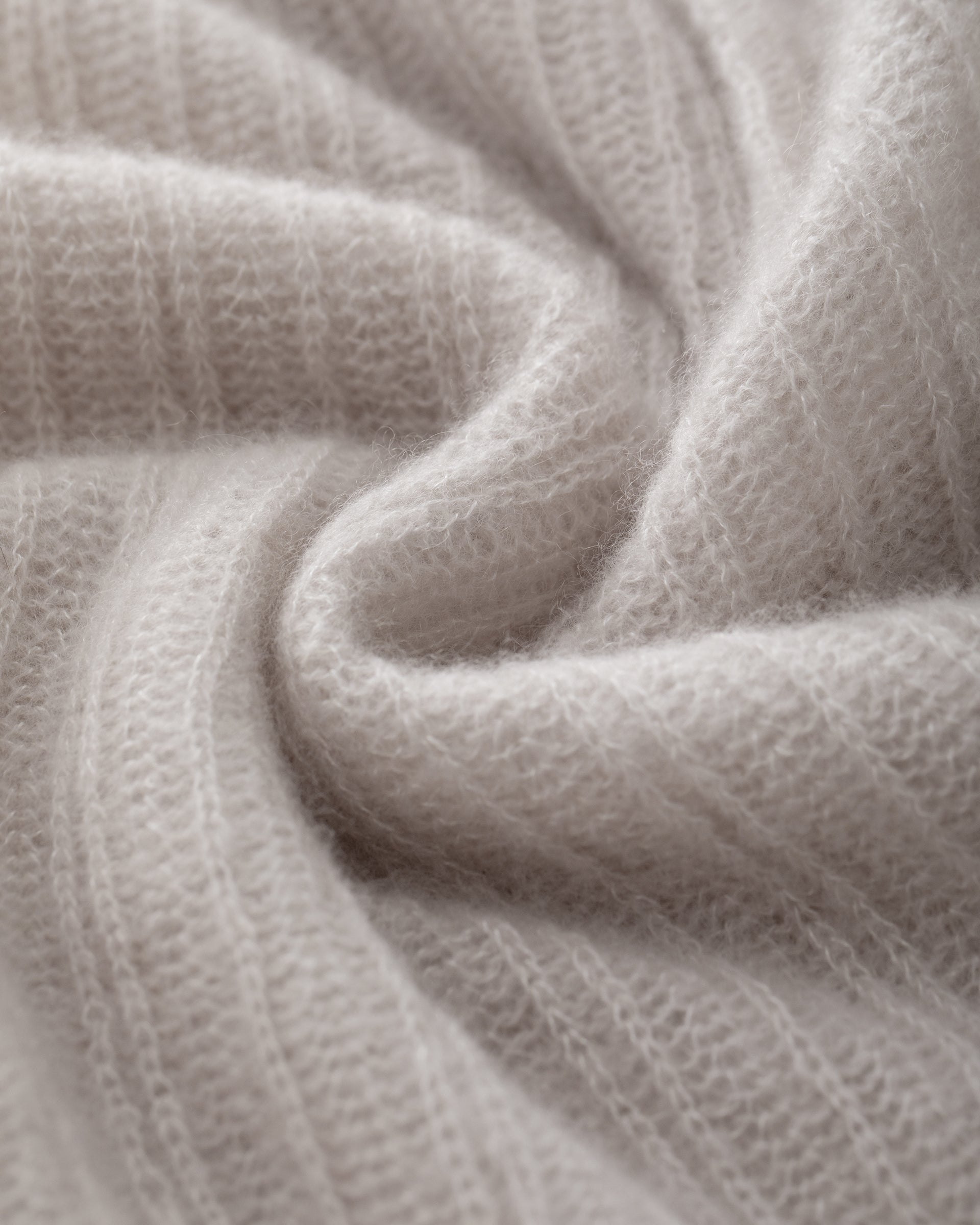 Damen Pullover in misty pink (rosa) aus Kaschmir-Seide – leichter, luftiger Strick mit dekorativem Muster, relaxte Passform, Rundhalsausschnitt mit hohem Rippkragen, überschnittene Schultern, lange weite Ärmel und schmale Rippbündchen an Ärmeln und Saum.