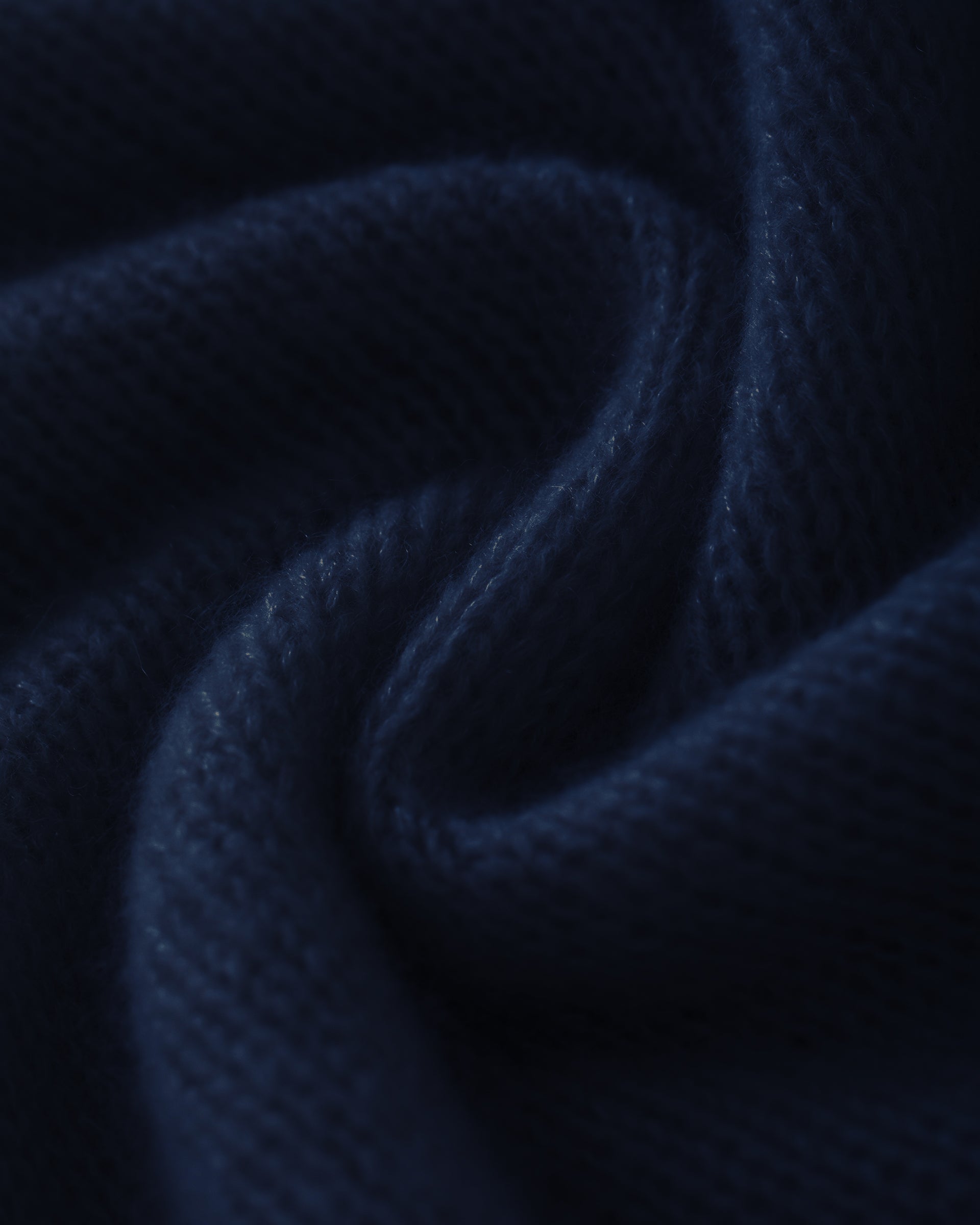 Damen Pullover in french navy (dunkelblau) aus Kaschmir-Seide – mittelschwerer, glatt und locker gestrickter Stoff, oversized Passform, Stehkragen, überschnittene Schultern, lange relaxte Ärmel sowie Rippbündchen an Ärmeln und Saum