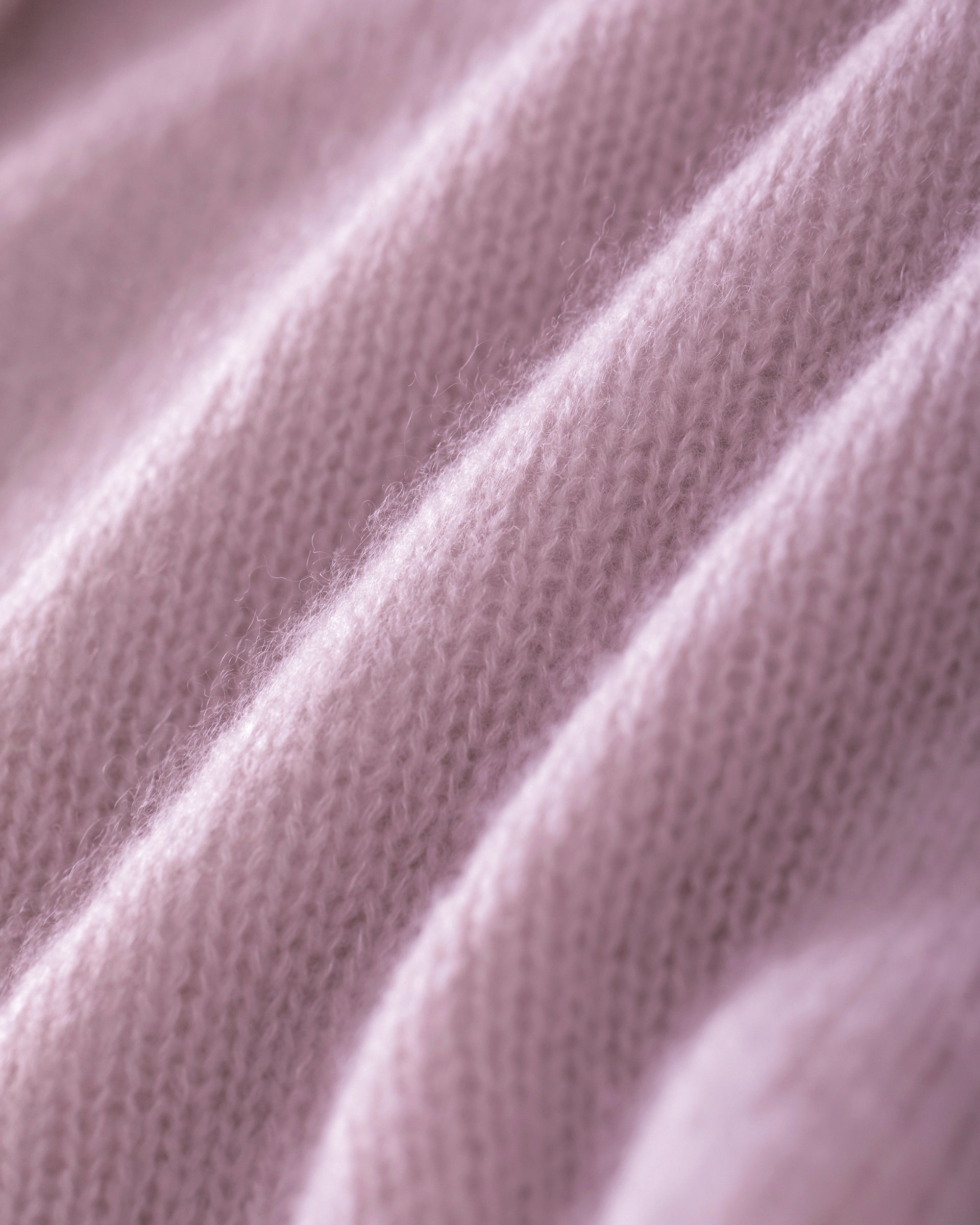 Damen Pullover in light raspberry (rosa) aus Kaschmir-Seide – mittelschwerer, glatt und locker gestrickter Stoff, oversized Passform, Stehkragen, überschnittene Schultern, lange relaxte Ärmel sowie Rippbündchen an Ärmeln und Saum