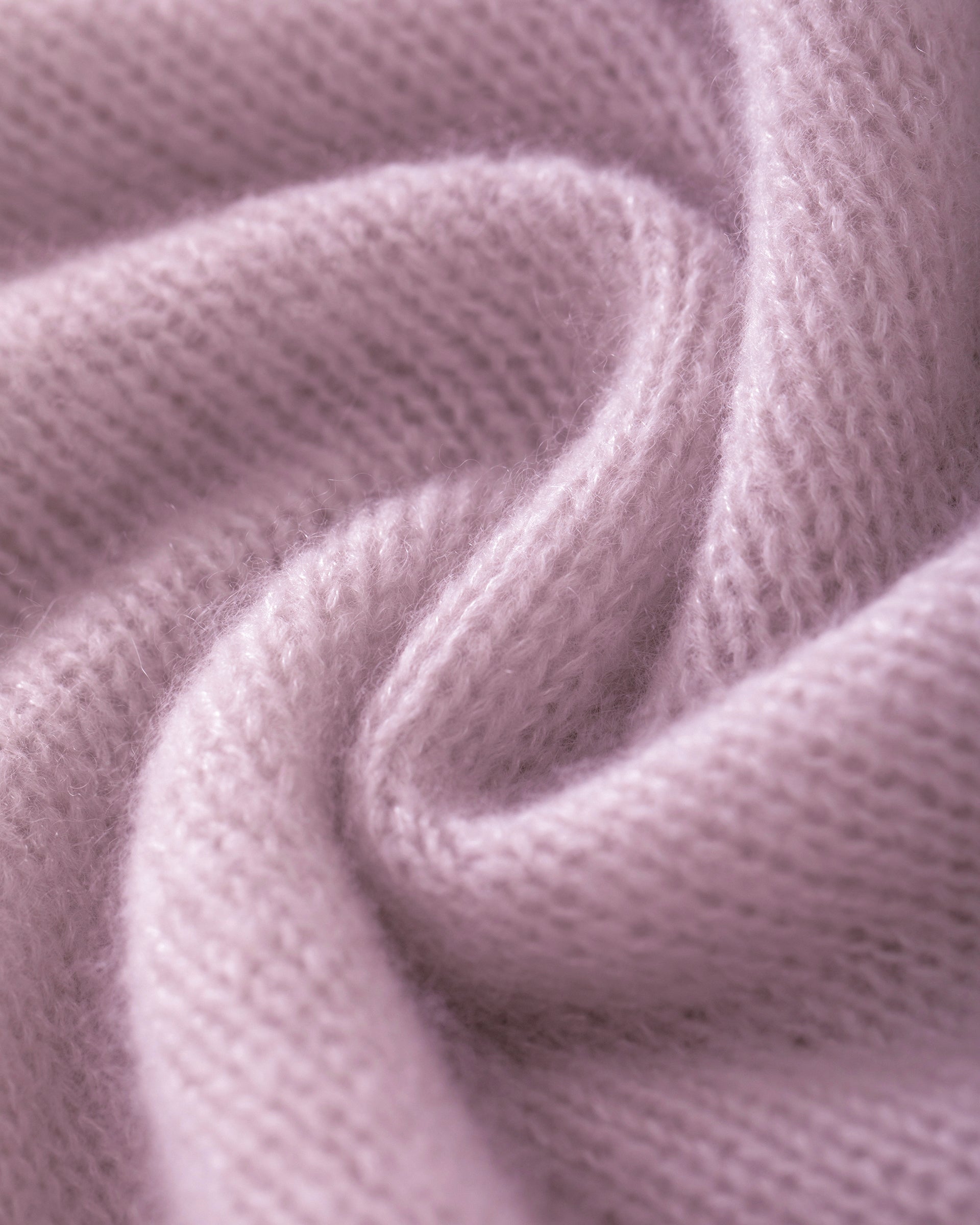 Damen Pullover in light raspberry (rosa) aus Kaschmir-Seide – mittelschwerer, glatt und locker gestrickter Stoff, oversized Passform, Stehkragen, überschnittene Schultern, lange relaxte Ärmel sowie Rippbündchen an Ärmeln und Saum