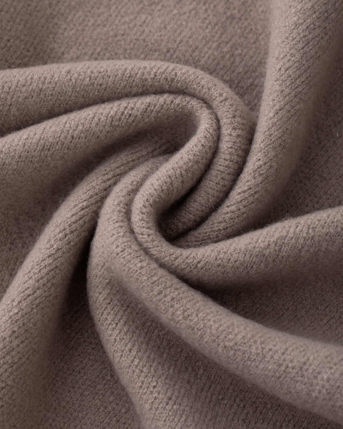 Damen Jacke aus 80% Kaschmir, 18% Polyamid, 2% Elastan in Natural Twine – Glatt gestrickter Cardigan in kastiger Passform mit aufgesetzten Taschen an der Vorderseite und langen, relaxten Ärmeln.