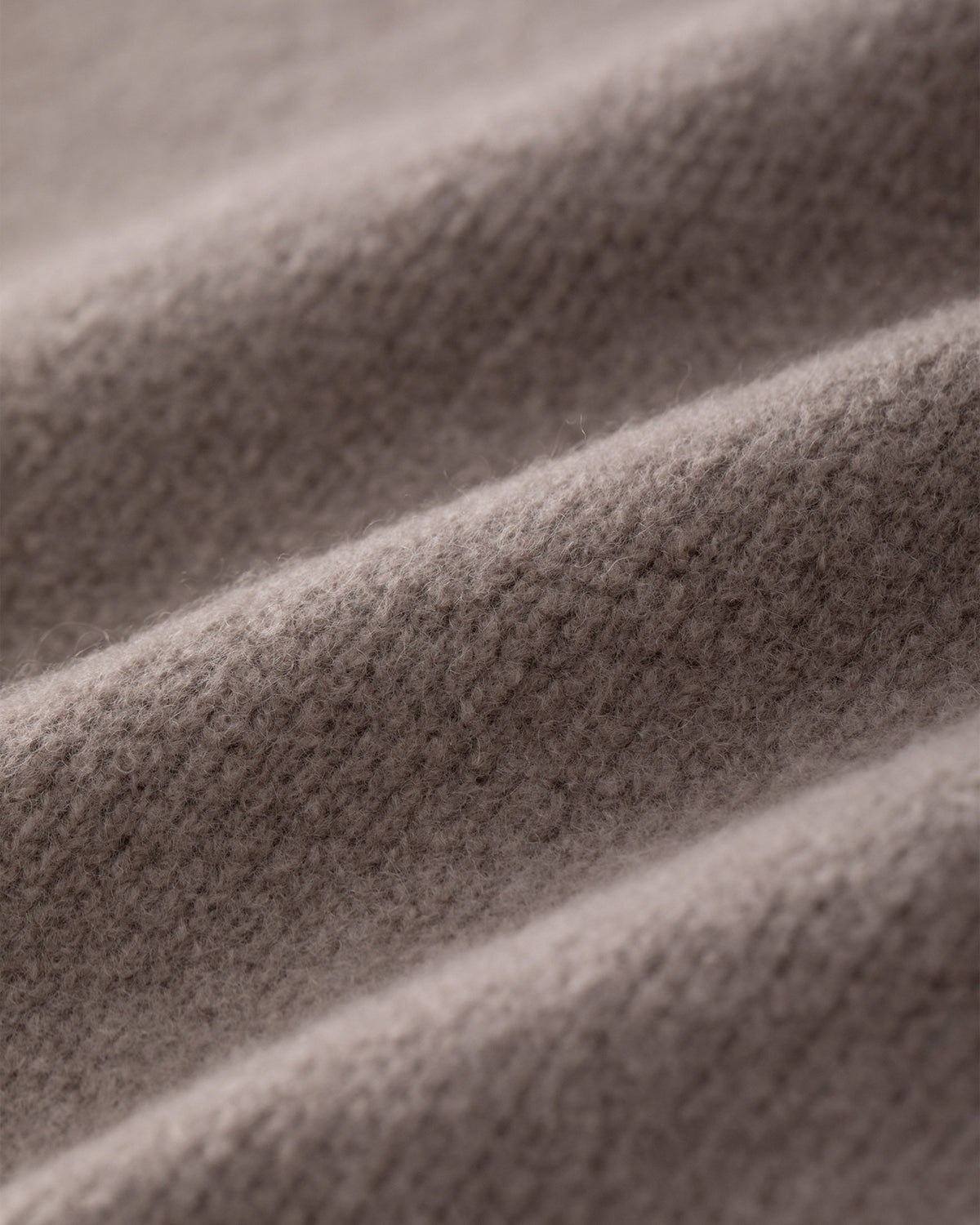 Damen Jacke aus 80% Kaschmir, 18% Polyamid, 2% Elastan in Natural Twine – Glatt gestrickter Cardigan in kastiger Passform mit aufgesetzten Taschen an der Vorderseite und langen, relaxten Ärmeln.