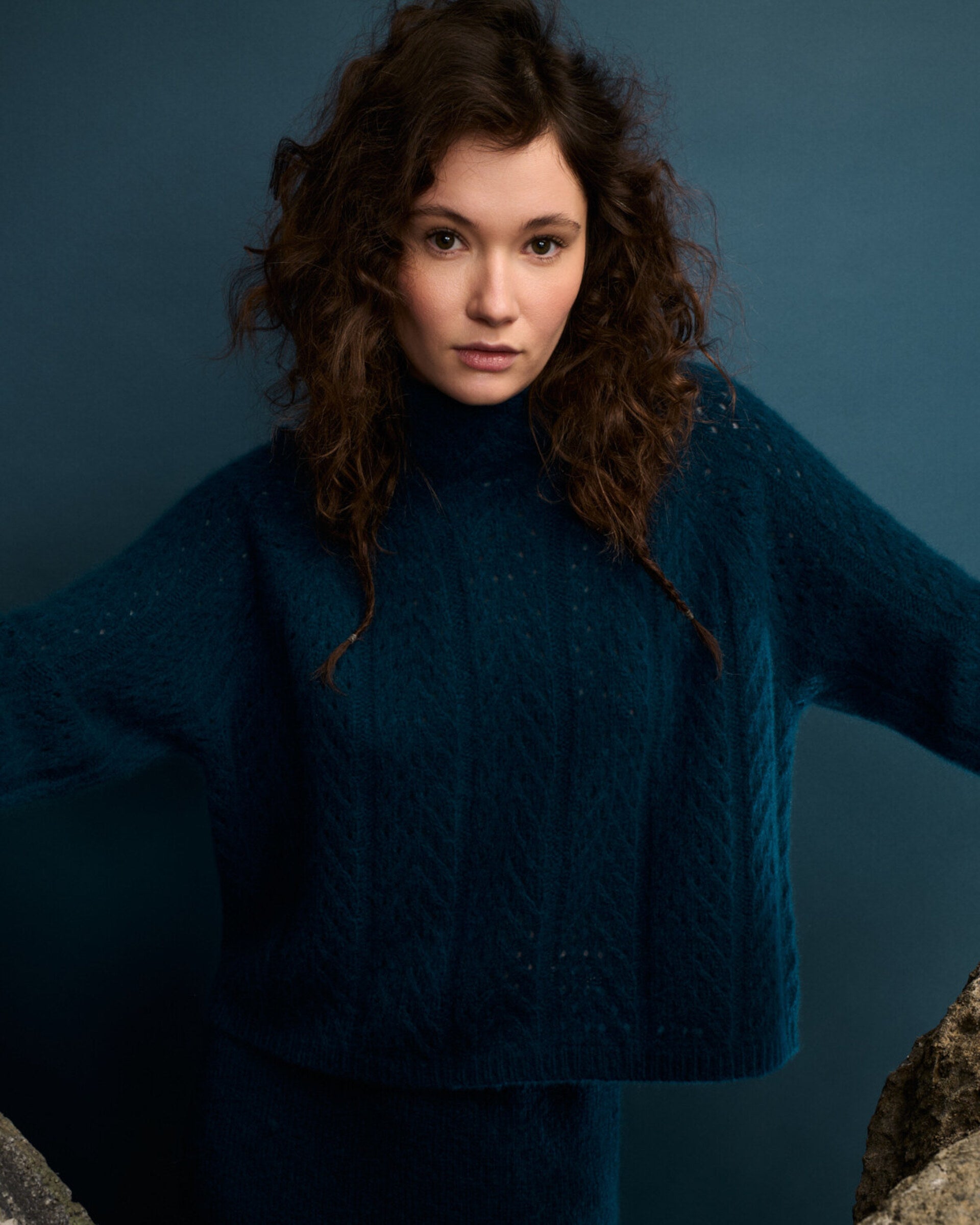 Damen Pullover aus 75 % Kaschmir und 25 % Seide in Midnight Teal – Pullover mit grafischem Zopf- und Lochmuster in mittelschwerer, leicht transparenter Strickqualität und oversized Passform mit breiter, kurzer, gerade geschnittener Silhouette. Das Modell verfügt über einen doppelten Stehkragen, Raglanärmel sowie lange, relaxte Ärmel. Ärmelbündchen und Saum sind in Rippstruktur gearbeitet und verleihen dem Design einen modernen, markanten Look.