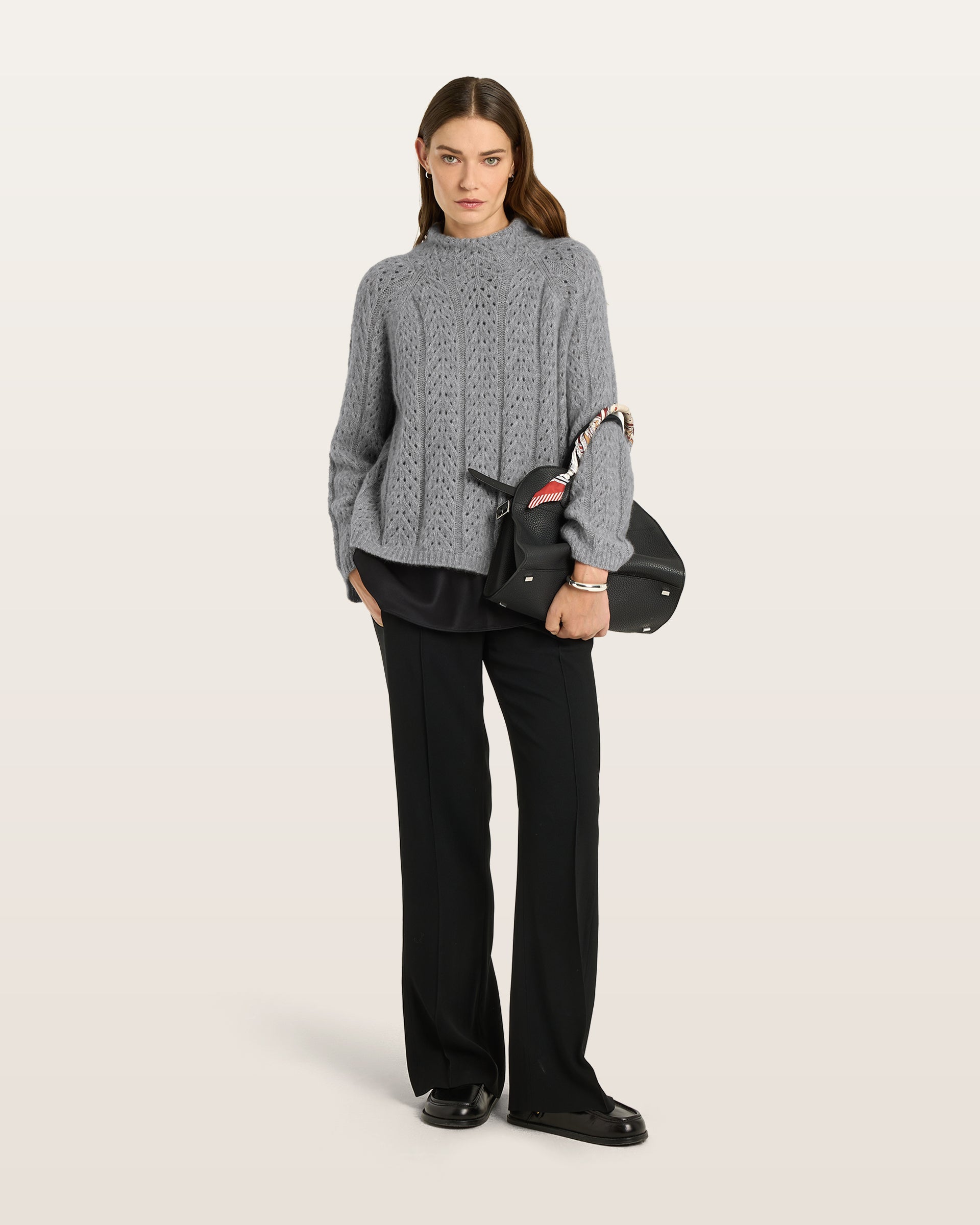 Damen Pullover aus 75 % Kaschmir und 25 % Seide in Husky – Pullover mit grafischem Zopf- und Lochmuster in mittelschwerer, leicht transparenter Strickqualität und oversized Passform mit breiter, kurzer, gerade geschnittener Silhouette. Das Modell verfügt über einen doppelten Stehkragen, Raglanärmel sowie lange, relaxte Ärmel. Ärmelbündchen und Saum sind in Rippstruktur gearbeitet und verleihen dem Design einen modernen, markanten Look.