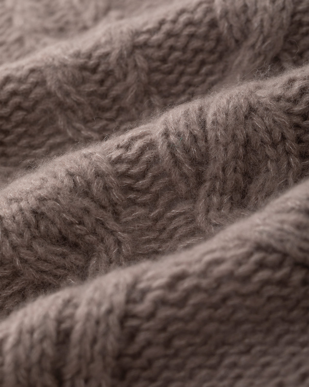 Damen Cardigan aus 75 % Kaschmir und 25 % Seide in Natural Twine – links gestrickter Cardigan mit Zopfstrickmuster in grober Strickqualität und oversized Passform mit weiter, langer Silhouette. Das Modell verfügt über eine Knopfleiste mit Knöpfen aus waschbarem Leder, eine überschnittene Schulter sowie lange, weite Ärmel. Aufgesetzte Taschen sowie Ärmelbündchen, Saum und Knopfleiste in Rippstruktur verleihen dem Design einen markanten, lässigen Look.