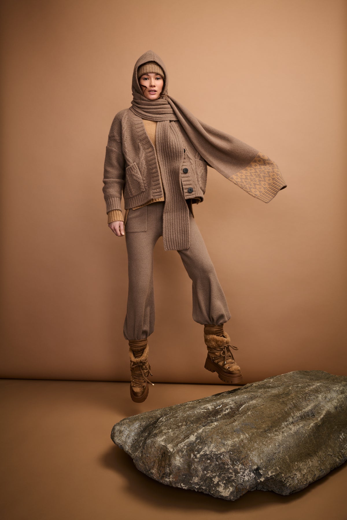Damen Cardigan aus 75 % Kaschmir und 25 % Seide in Natural Twine – links gestrickter Cardigan mit Zopfstrickmuster in grober Strickqualität und oversized Passform mit weiter, langer Silhouette. Das Modell verfügt über eine Knopfleiste mit Knöpfen aus waschbarem Leder, eine überschnittene Schulter sowie lange, weite Ärmel. Aufgesetzte Taschen sowie Ärmelbündchen, Saum und Knopfleiste in Rippstruktur verleihen dem Design einen markanten, lässigen Look.
