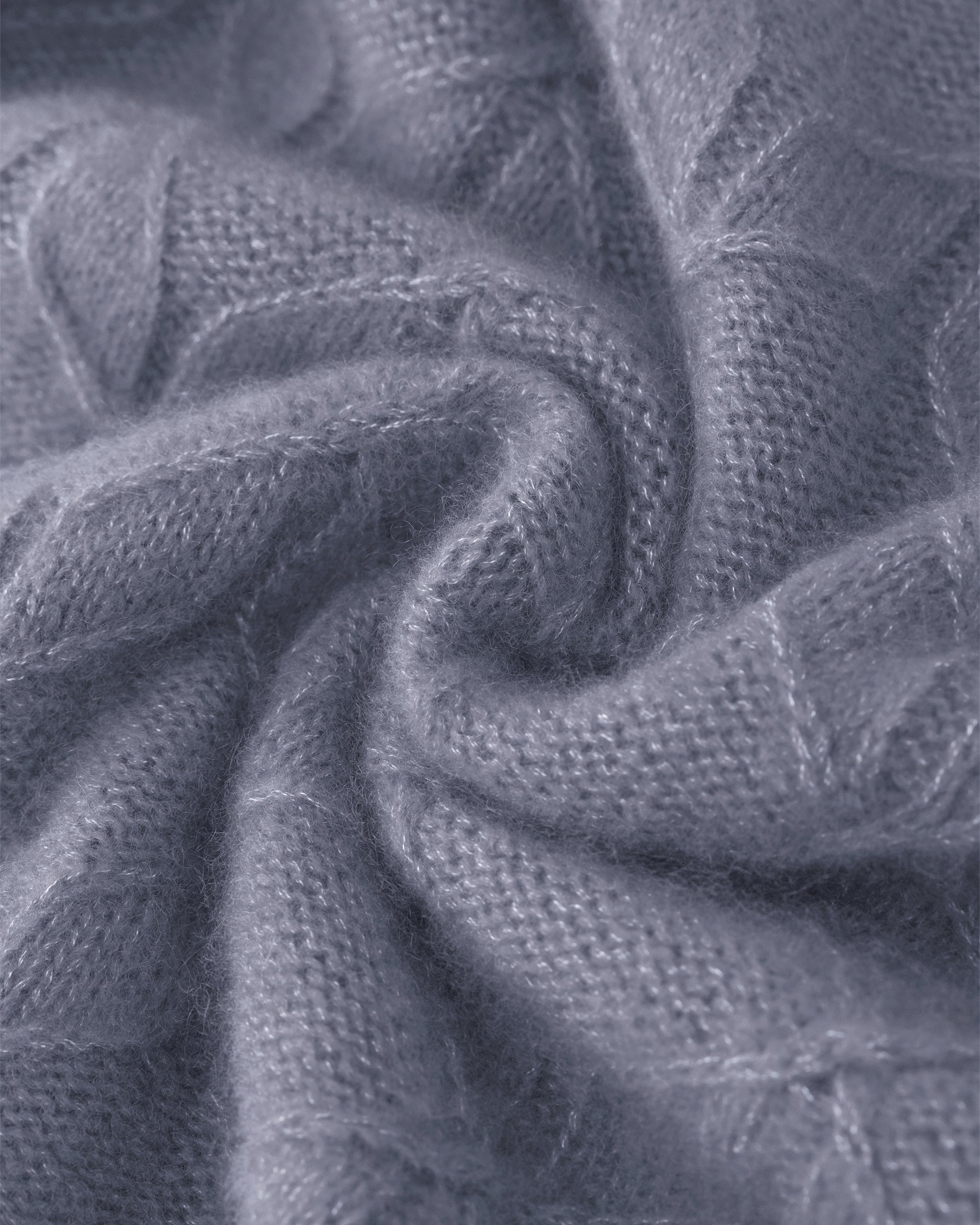 Damen Pullover aus 75 % Kaschmir und 25 % Seide in Blue Mirage – grafisches Zopfstrickmuster in mittelschwerer Qualität mit oversized Passform, breiter und kurzer Silhouette, hohem doppeltem Stehkragen sowie überschnittenen Schultern. Lange, gerade Ärmel und Abschlüsse in Rippstruktur verleihen dem Modell einen modernen Look.