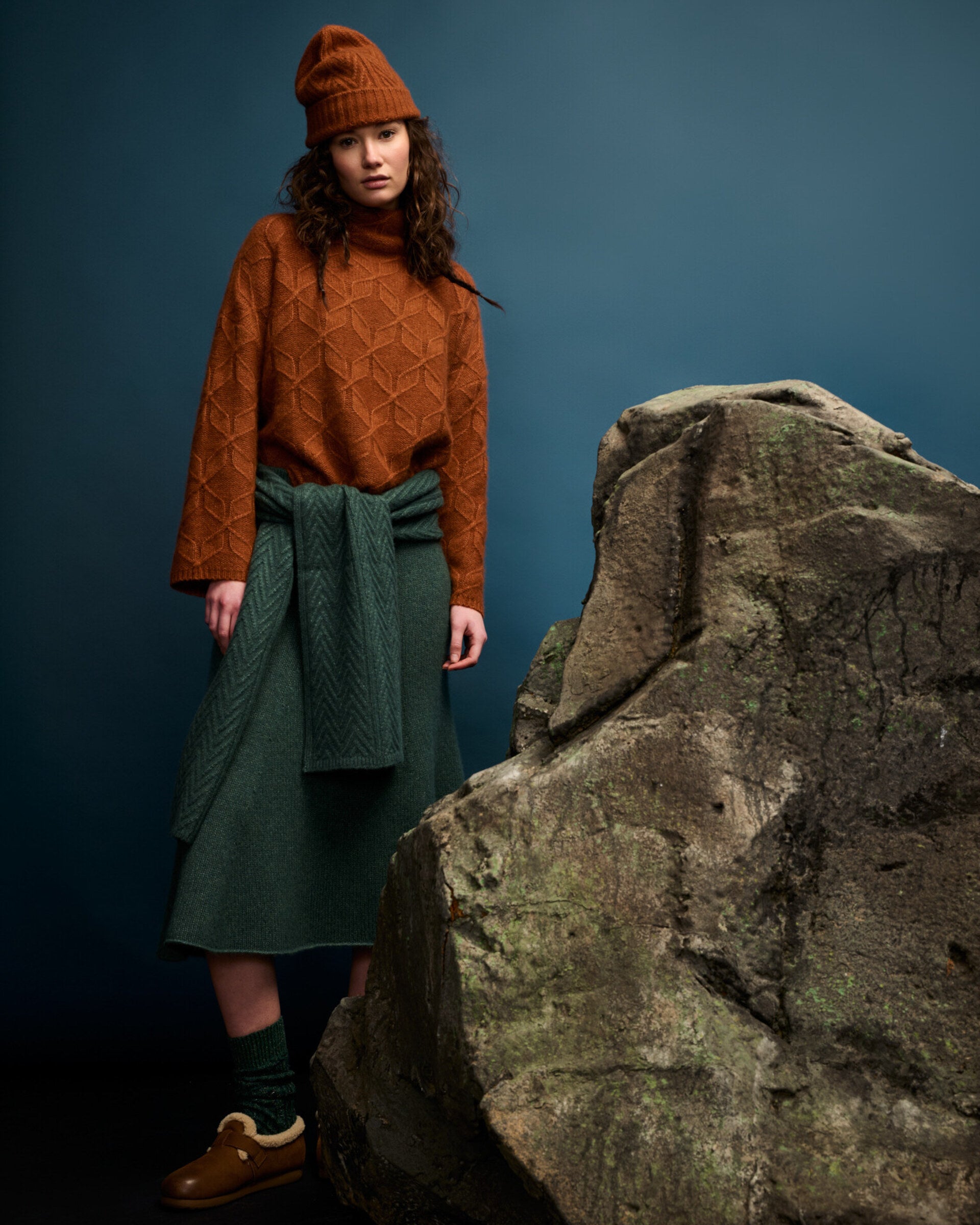 Damen Pullover aus 75 % Kaschmir und 25 % Seide in Bronze – grafisches Zopfstrickmuster in mittelschwerer Qualität mit oversized Passform, breiter und kurzer Silhouette, hohem doppeltem Stehkragen sowie überschnittenen Schultern. Lange, gerade Ärmel und Abschlüsse in Rippstruktur verleihen dem Modell einen modernen Look.