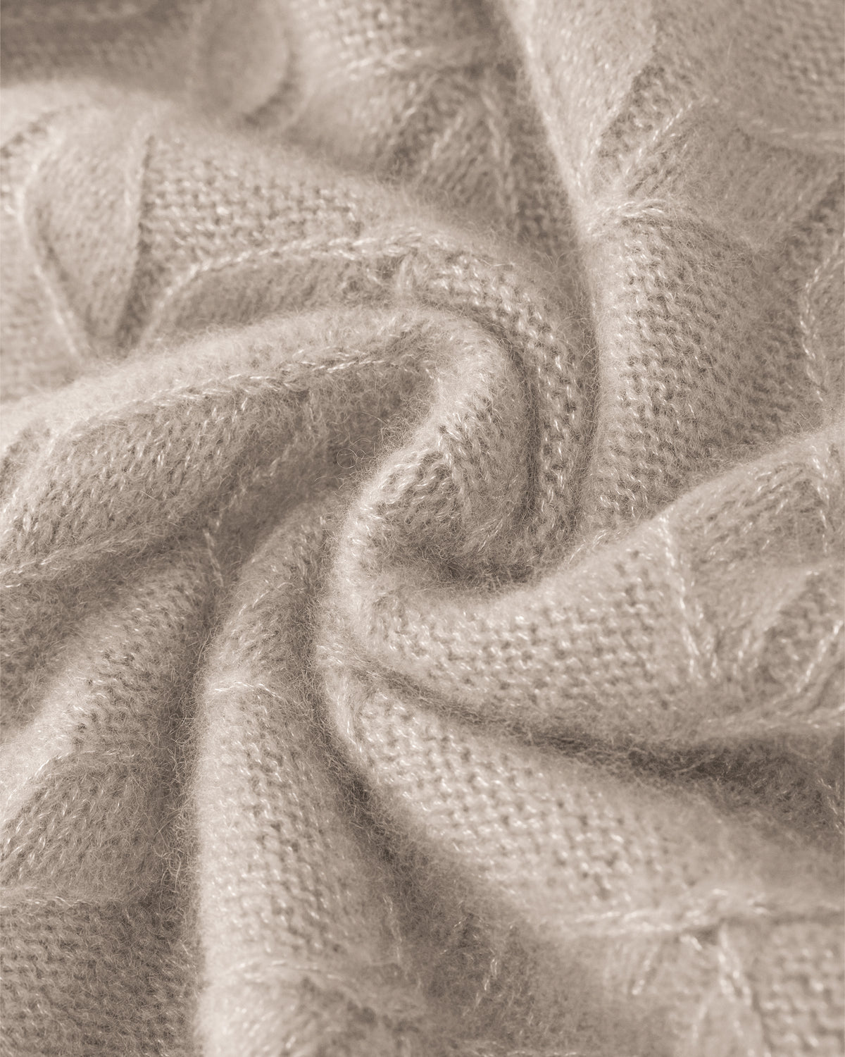 Damen Pullover aus 75 % Kaschmir und 25 % Seide in Wheat – grafisches Zopfstrickmuster in mittelschwerer Qualität mit oversized Passform, breiter und kurzer Silhouette, hohem doppeltem Stehkragen sowie überschnittenen Schultern. Lange, gerade Ärmel und Abschlüsse in Rippstruktur verleihen dem Modell einen modernen Look.