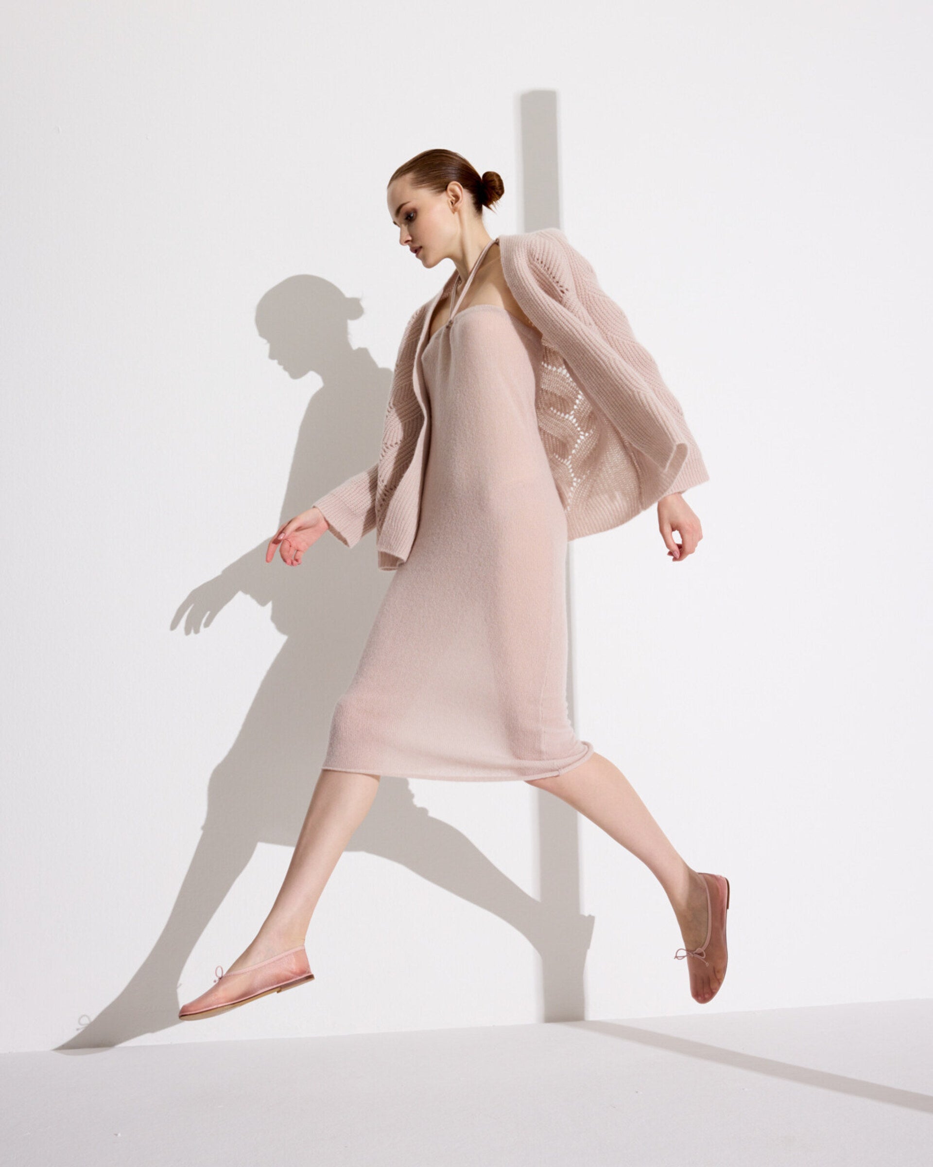 Damen Cardigan in misty pink (rosa) aus Kaschmir-Seide – grob gestrickt im Halbpatent mit dekorativem Lochmuster, oversized Passform, Raglanärmel, lange relaxte Ärmel sowie Rippbündchen an Ärmeln und Saum