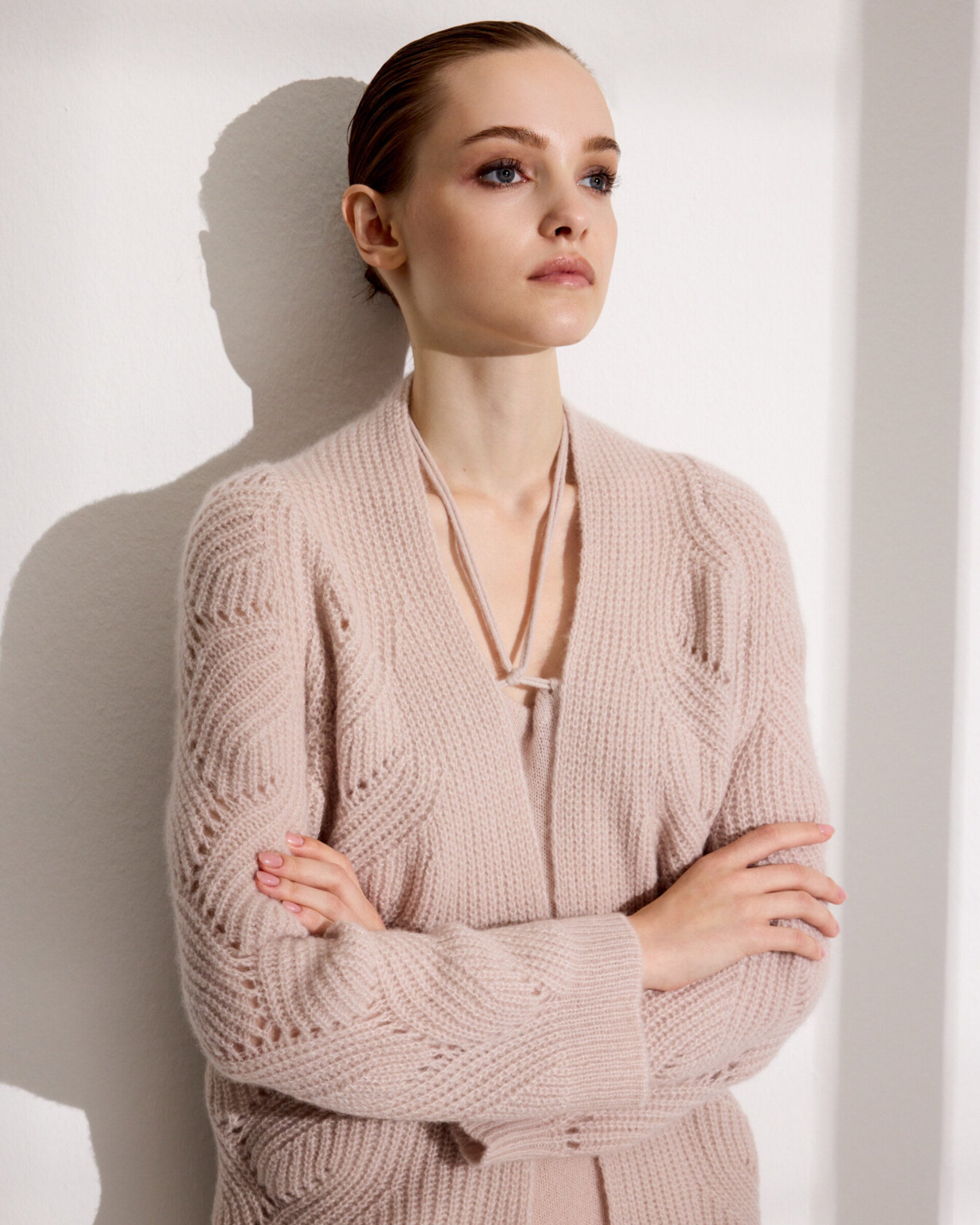 Damen Cardigan in misty pink (rosa) aus Kaschmir-Seide – grob gestrickt im Halbpatent mit dekorativem Lochmuster, oversized Passform, Raglanärmel, lange relaxte Ärmel sowie Rippbündchen an Ärmeln und Saum