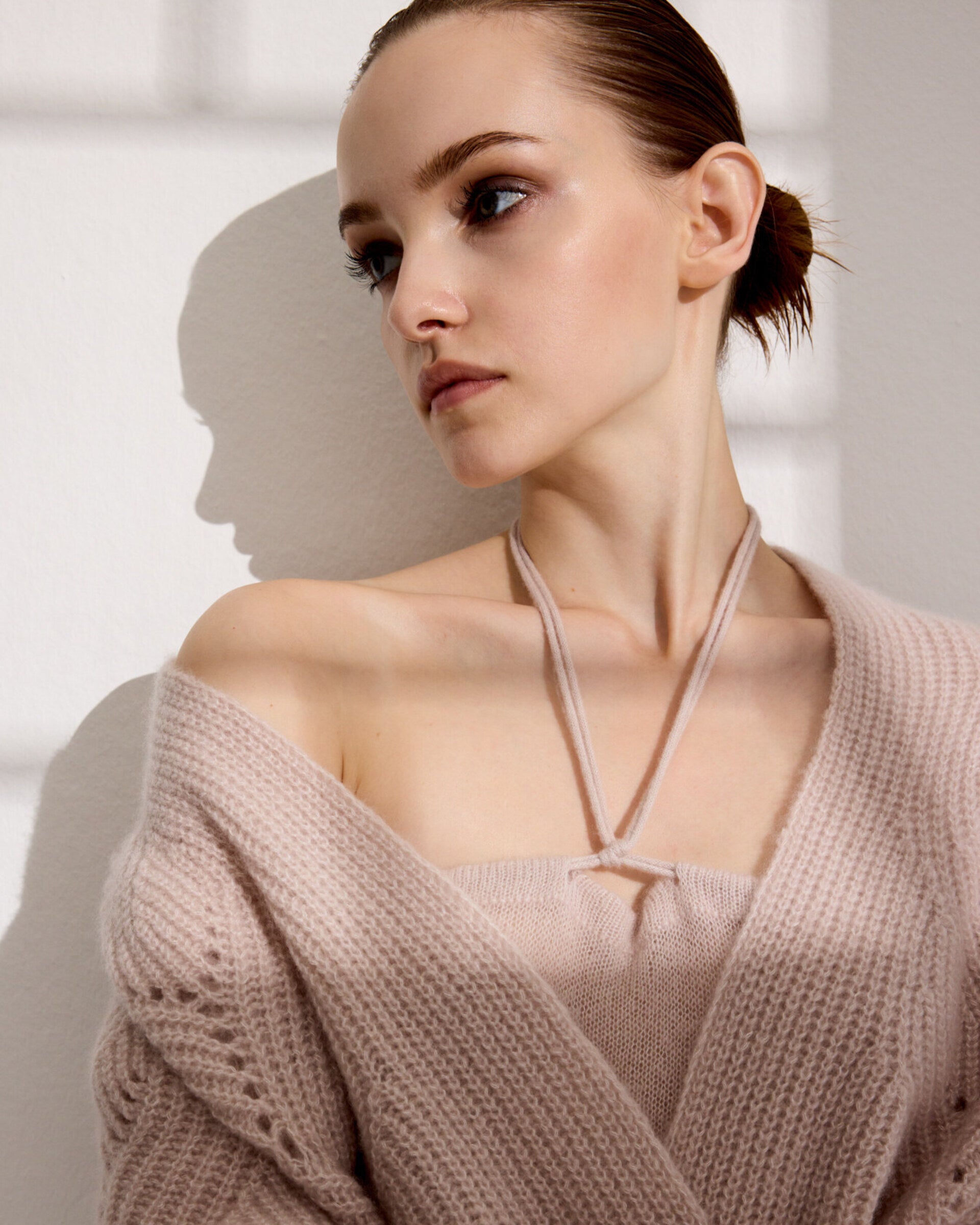 Damen Cardigan in misty pink (rosa) aus Kaschmir-Seide – grob gestrickt im Halbpatent mit dekorativem Lochmuster, oversized Passform, Raglanärmel, lange relaxte Ärmel sowie Rippbündchen an Ärmeln und Saum