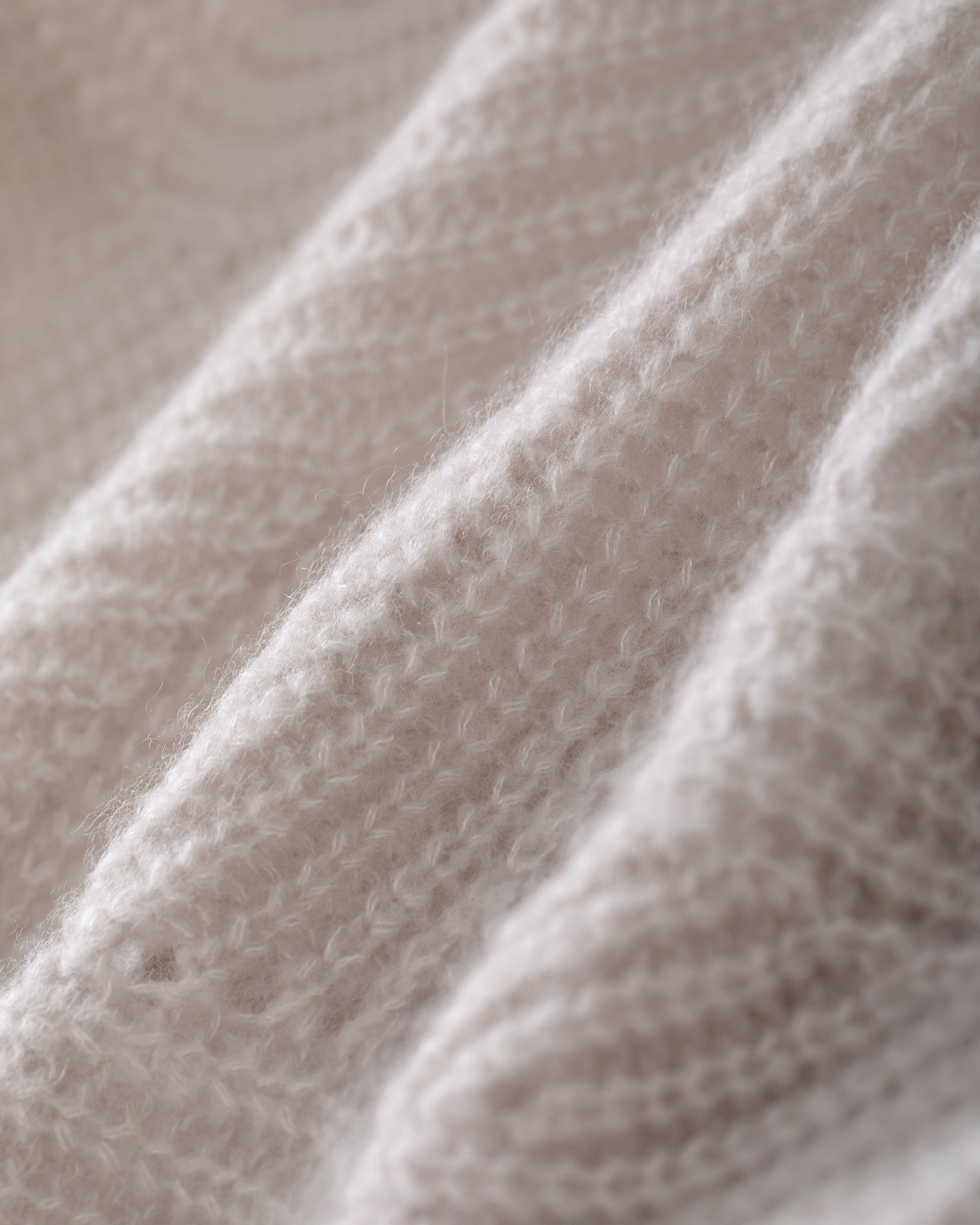 Damen Cardigan in misty pink (rosa) aus Kaschmir-Seide – grob gestrickt im Halbpatent mit dekorativem Lochmuster, oversized Passform, Raglanärmel, lange relaxte Ärmel sowie Rippbündchen an Ärmeln und Saum