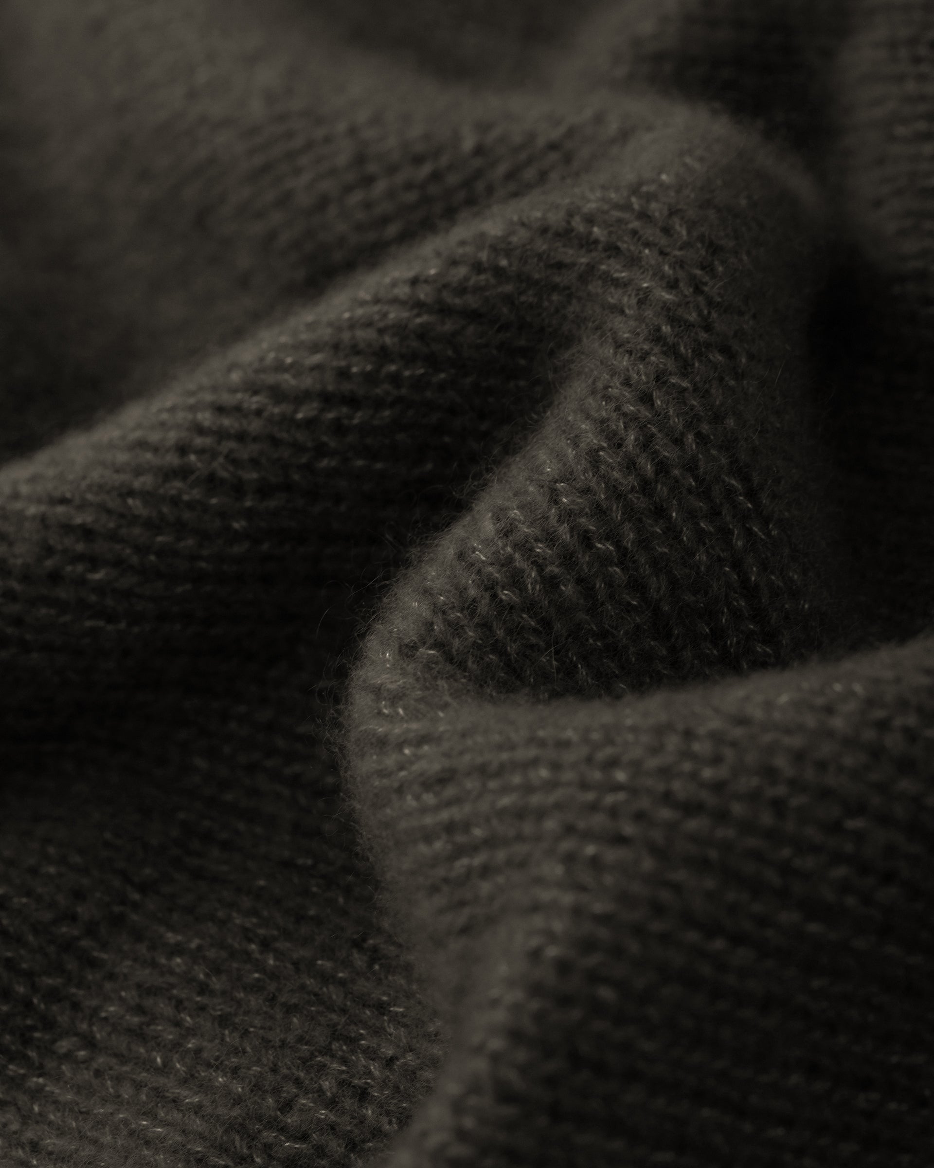 Damen Pullover aus 75 % Kaschmir und 25 % Seide in Black Forest – glatt gestrickter Pullover in mittelschwerer Qualität mit oversized Passform, Stehkragen, überschnittener Schulterform sowie langen, relaxten Ärmeln. Das Modell überzeugt mit einer modernen, entspannten Silhouette und zeitlosem Design.