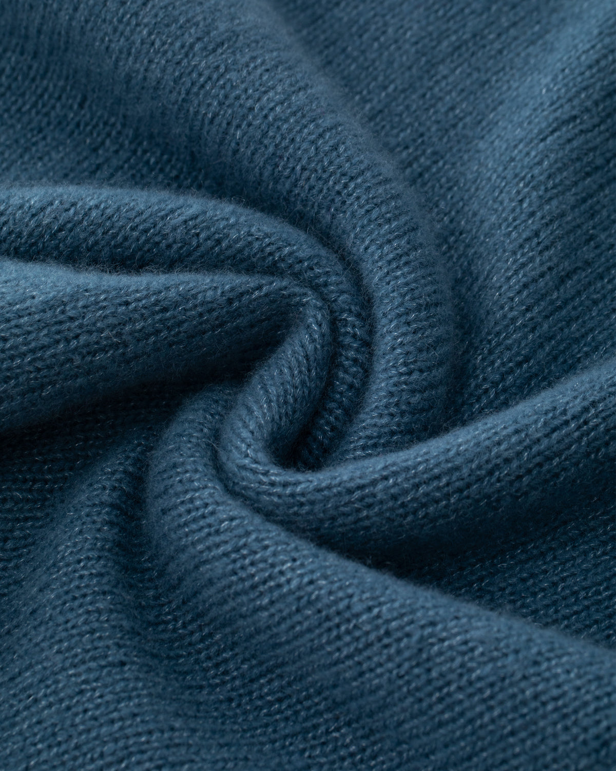 Damen Pullover aus 75 % Kaschmir und 25 % Seide in Cristal Teal – glatt gestrickter Pullover in mittelschwerer Qualität mit oversized Passform, Stehkragen, überschnittener Schulterform sowie langen, relaxten Ärmeln. Das Modell überzeugt mit einer modernen, entspannten Silhouette und zeitlosem Design.