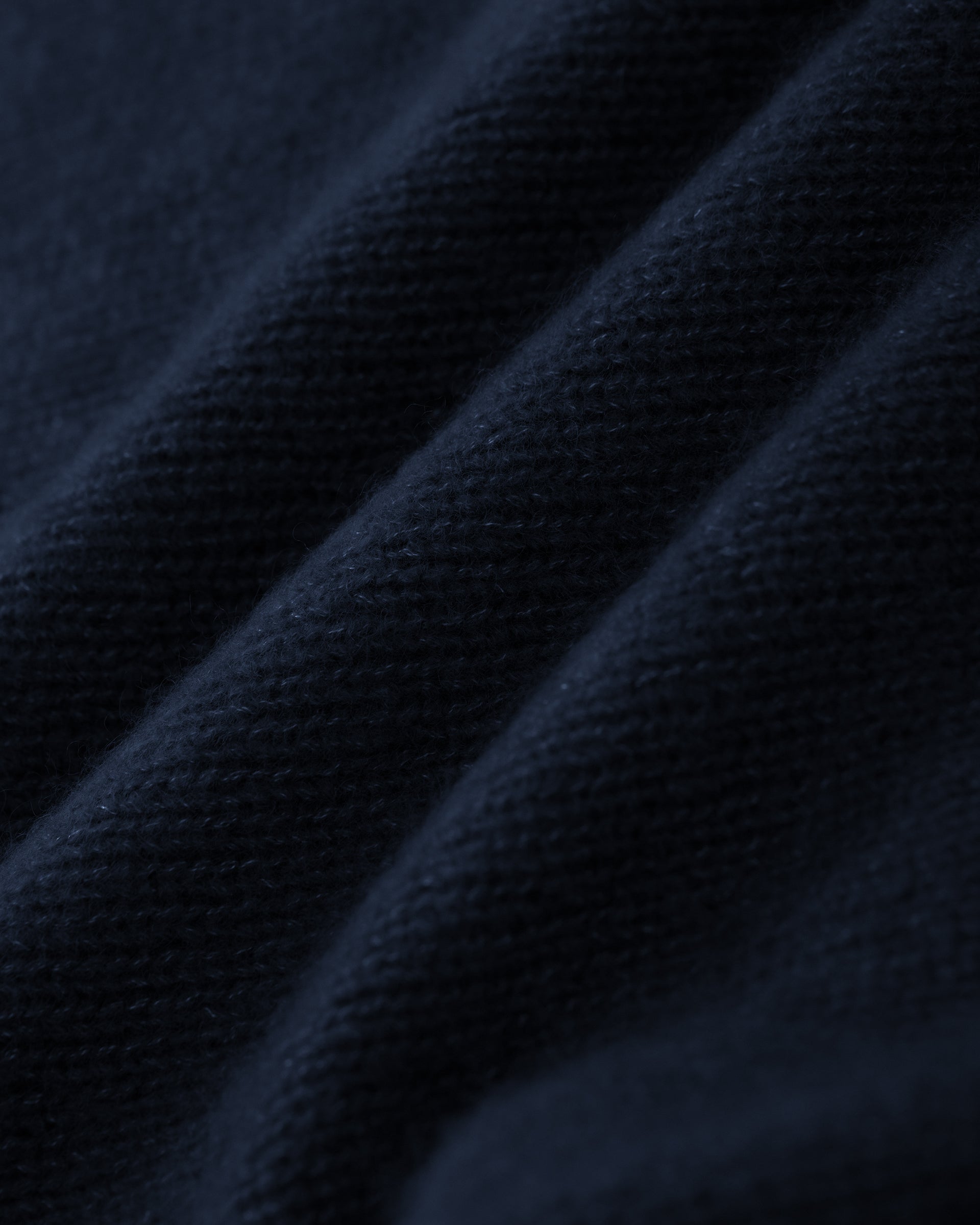Damen Pullover aus 75 % Kaschmir und 25 % Seide in French Navy – glatt gestrickter Pullover in mittelschwerer Qualität mit oversized Passform, Stehkragen, überschnittener Schulterform sowie langen, relaxten Ärmeln. Das Modell überzeugt mit einer modernen, entspannten Silhouette und zeitlosem Design.