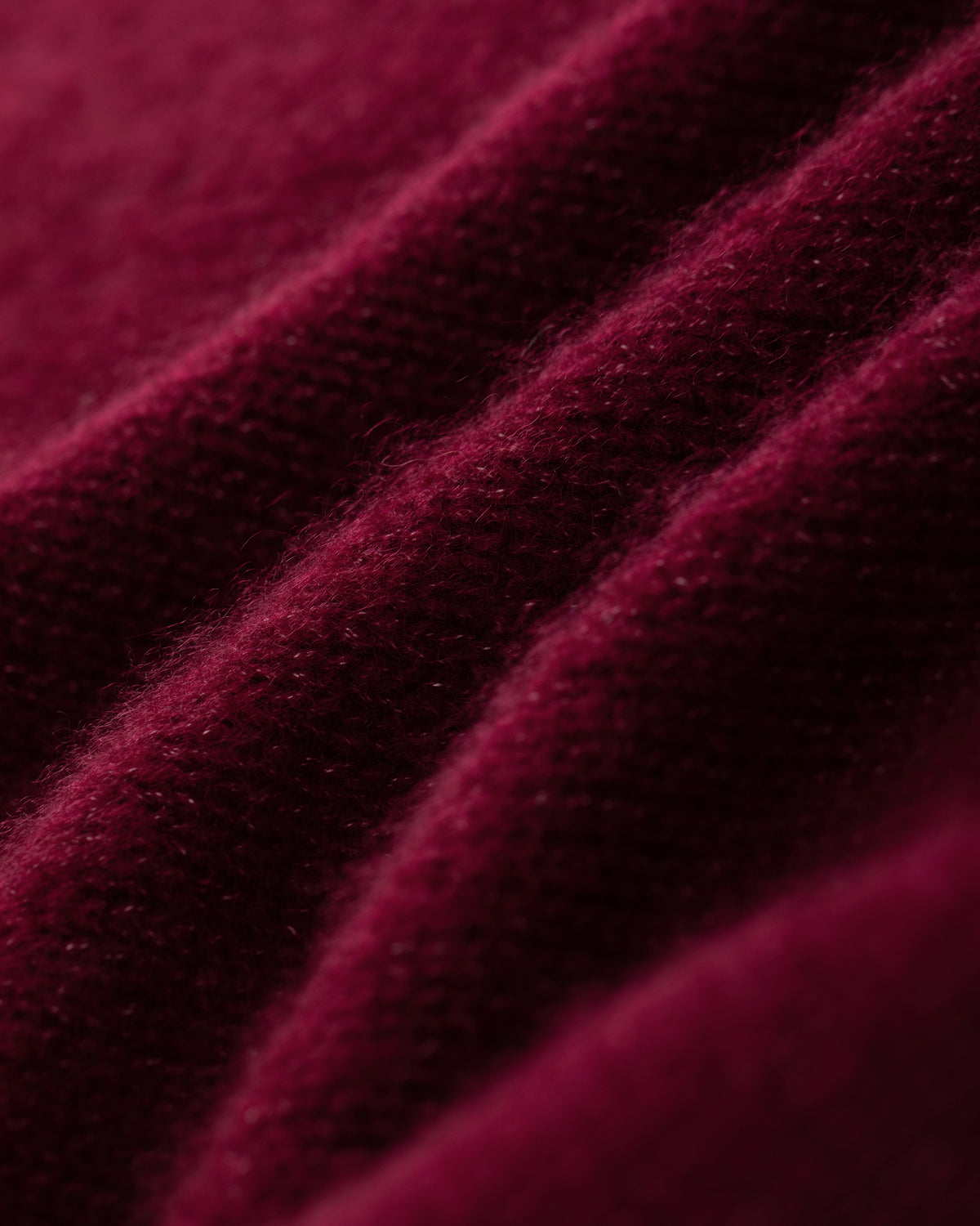 Damen Pullover aus 75 % Kaschmir und 25 % Seide in Burgundy – glatt gestrickter Pullover in mittelschwerer Qualität mit oversized Passform, Stehkragen, überschnittener Schulterform sowie langen, relaxten Ärmeln. Das Modell überzeugt mit einer modernen, entspannten Silhouette und zeitlosem Design.