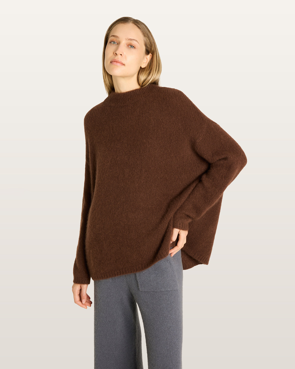 Damen Pullover aus 75 % Kaschmir und 25 % Seide in Espresso – glatt gestrickter Pullover in mittelschwerer Qualität mit oversized Passform, Stehkragen, überschnittener Schulterform sowie langen, relaxten Ärmeln. Das Modell überzeugt mit einer modernen, entspannten Silhouette und zeitlosem Design.