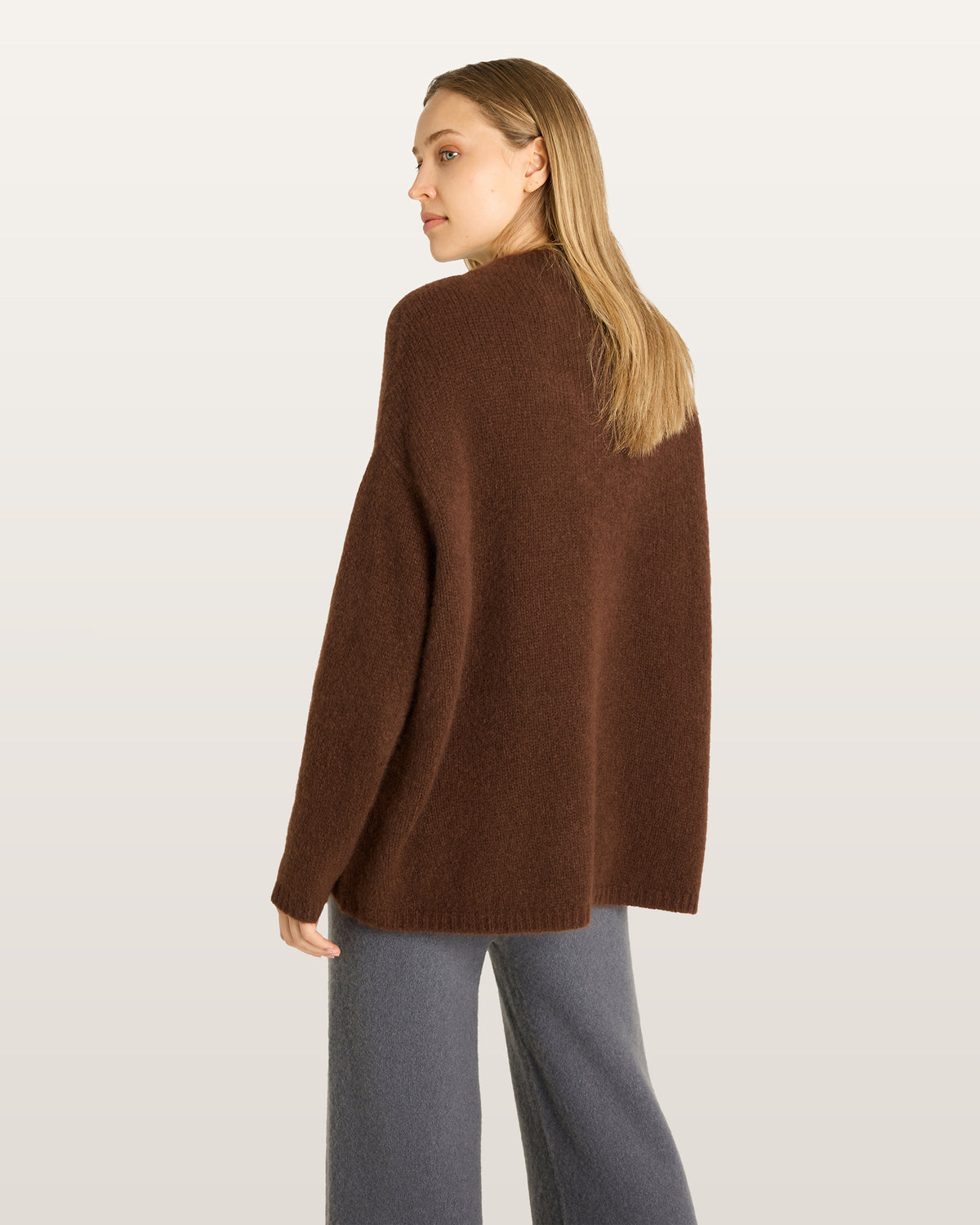 Damen Pullover aus 75 % Kaschmir und 25 % Seide in Espresso – glatt gestrickter Pullover in mittelschwerer Qualität mit oversized Passform, Stehkragen, überschnittener Schulterform sowie langen, relaxten Ärmeln. Das Modell überzeugt mit einer modernen, entspannten Silhouette und zeitlosem Design.
