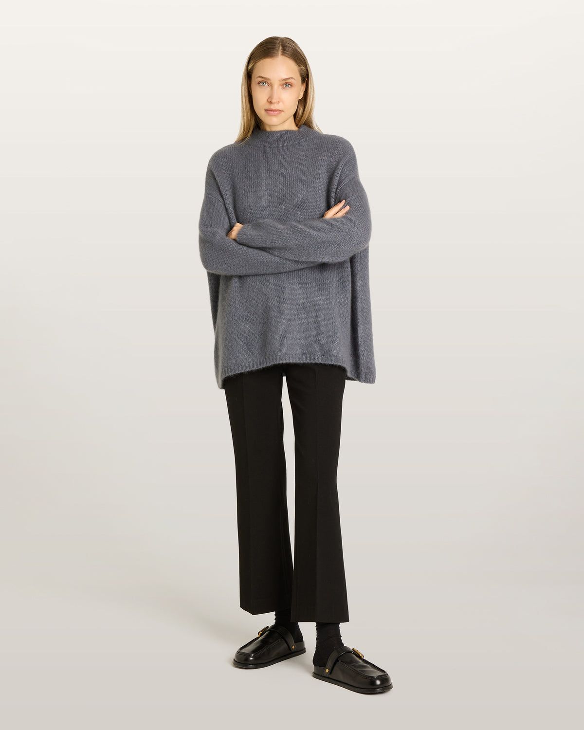 Damen Pullover aus 75 % Kaschmir und 25 % Seide in Storm – glatt gestrickter Pullover in mittelschwerer Qualität mit oversized Passform, Stehkragen, überschnittener Schulterform sowie langen, relaxten Ärmeln. Das Modell überzeugt mit einer modernen, entspannten Silhouette und zeitlosem Design.